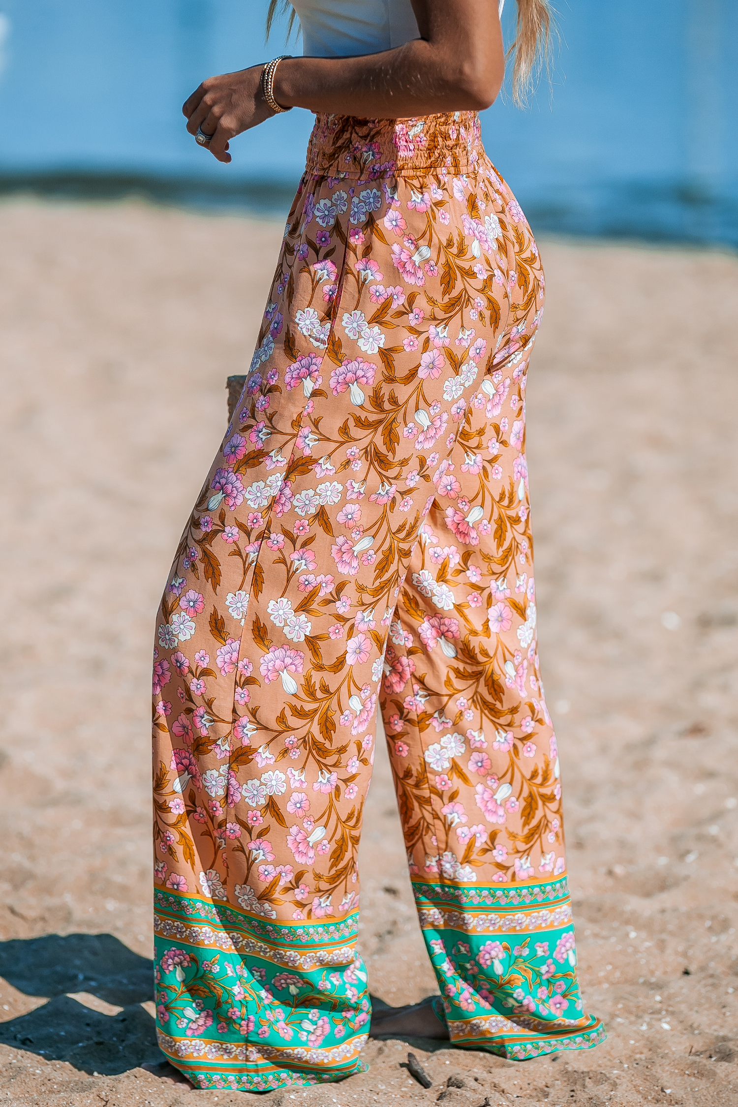 Pantalon fleuri avec jambes droites et taille à smocks orange