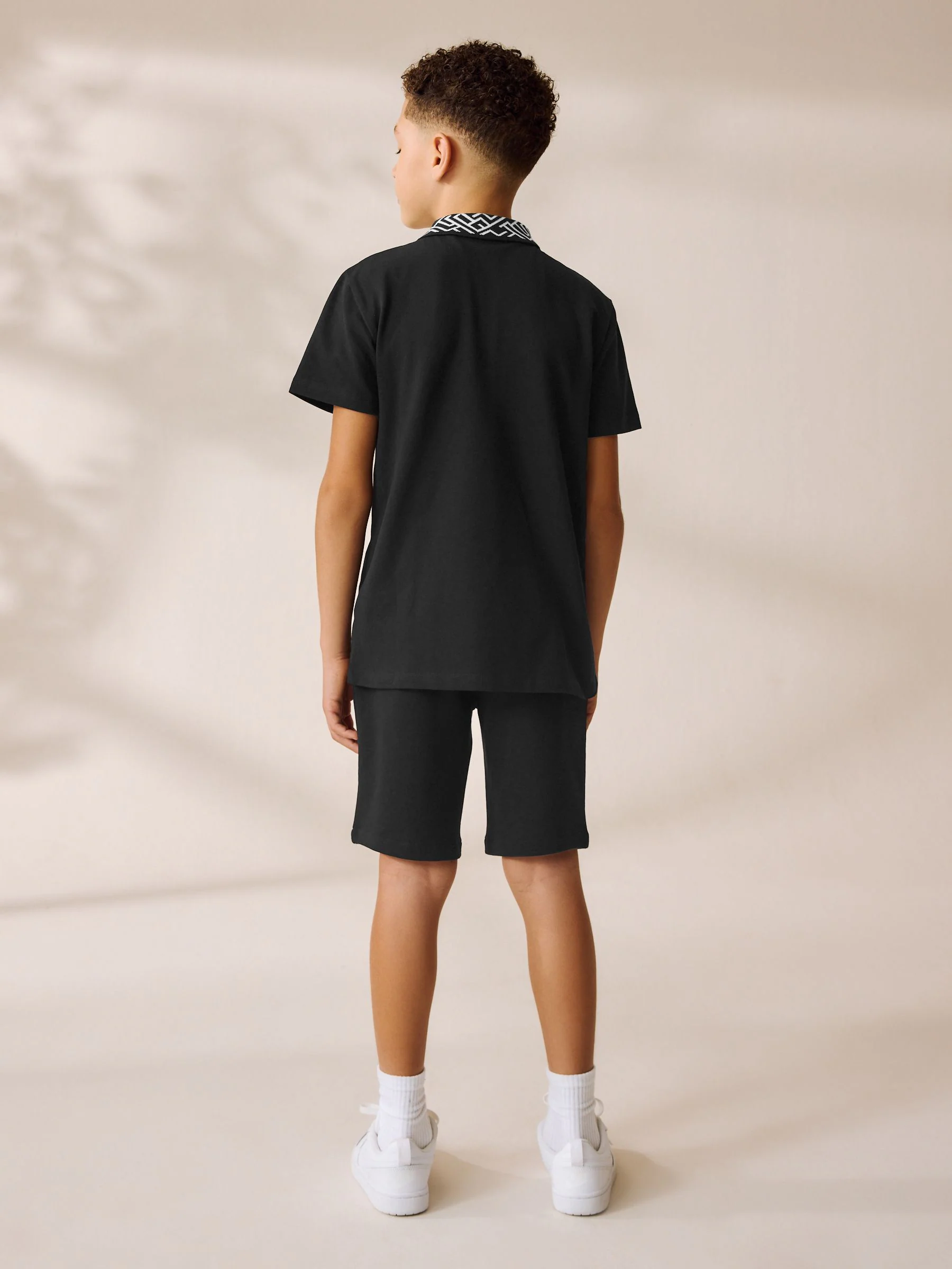 Zwart - Set van geo poloshirt met korte mouwen en kraag en shorts (3-16jr)