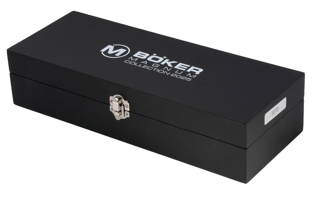 Böker Magnum Collection 2025 02MAG2025 Satin BKR-10, Textured Black G10, Limited Edition vaststaand mes