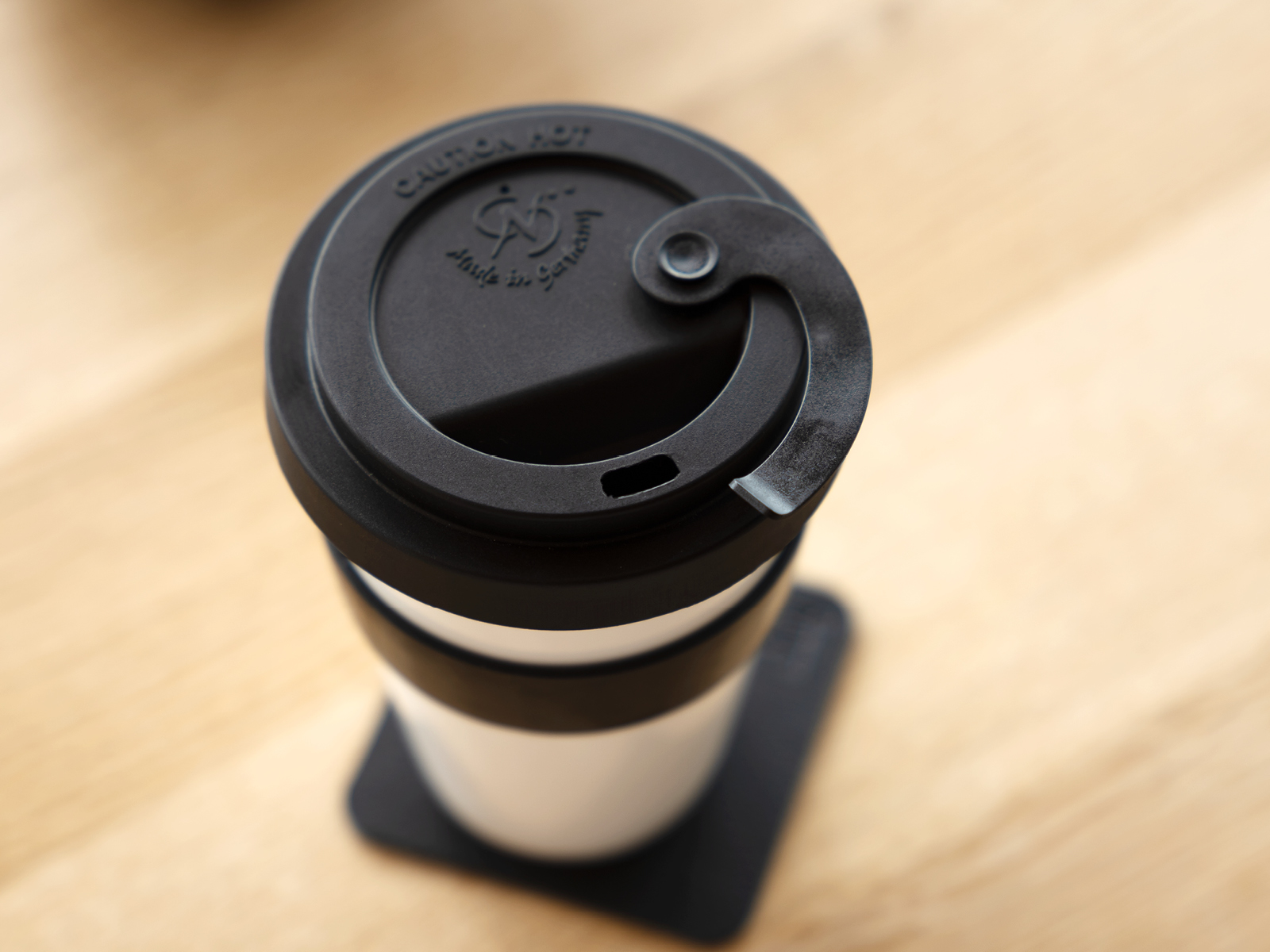 Silwy porseleinen To-Go-Cup met zwarte onderzetter