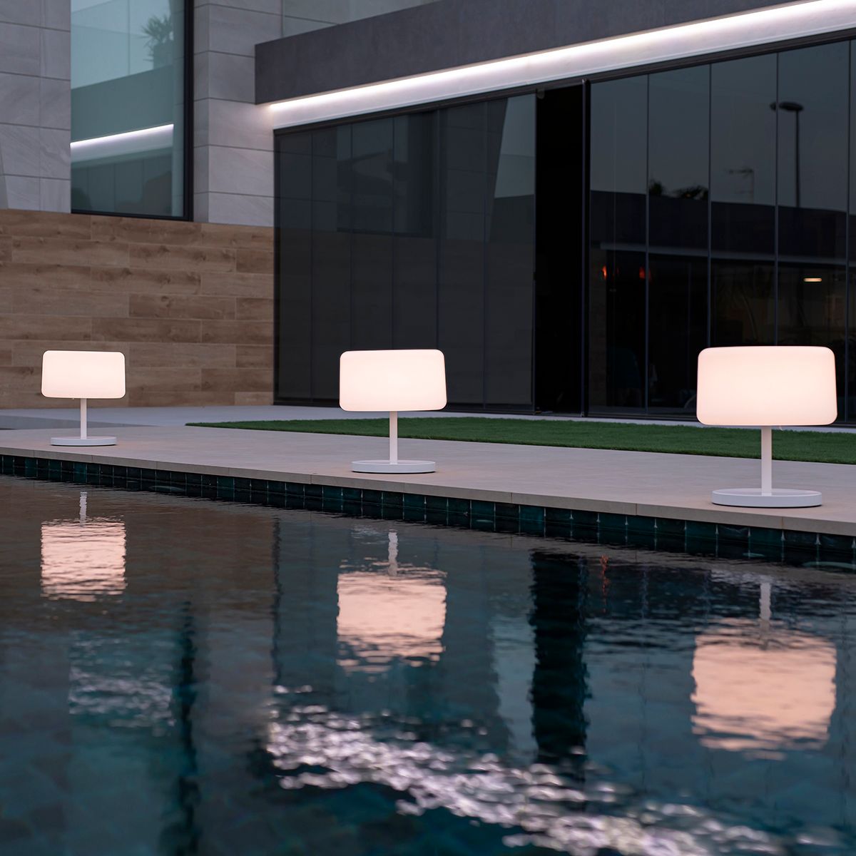 Buiten vloerlamp wit incl. LED dimbaar solar oplaadbaar IP65 - Chloe Plant