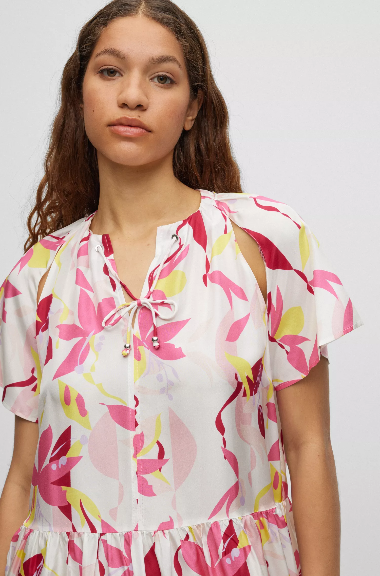 Vestido BOSS preto com decote ajustável por cordão em seda com estampa floral.