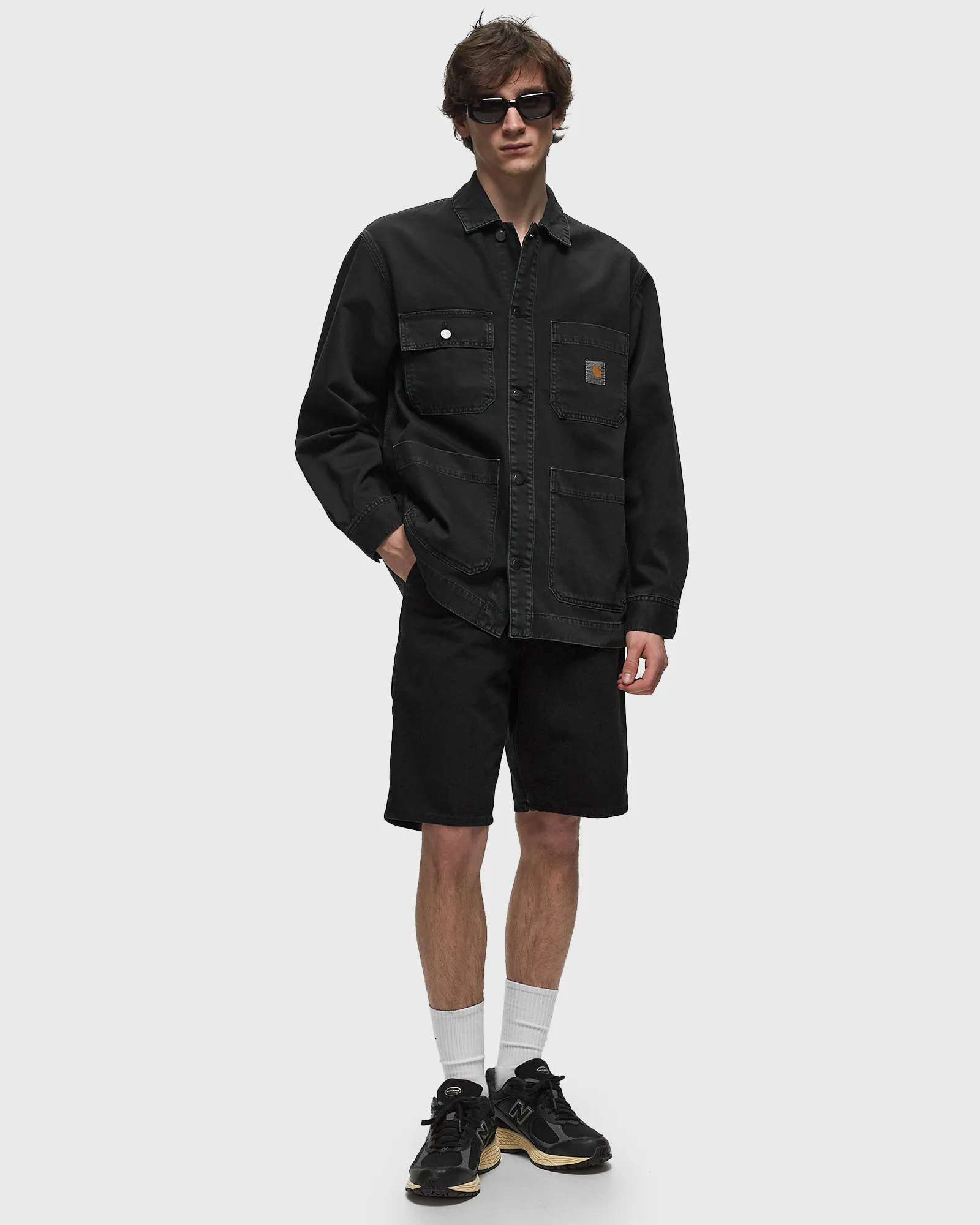 Calção Carhartt WIP com um joelho