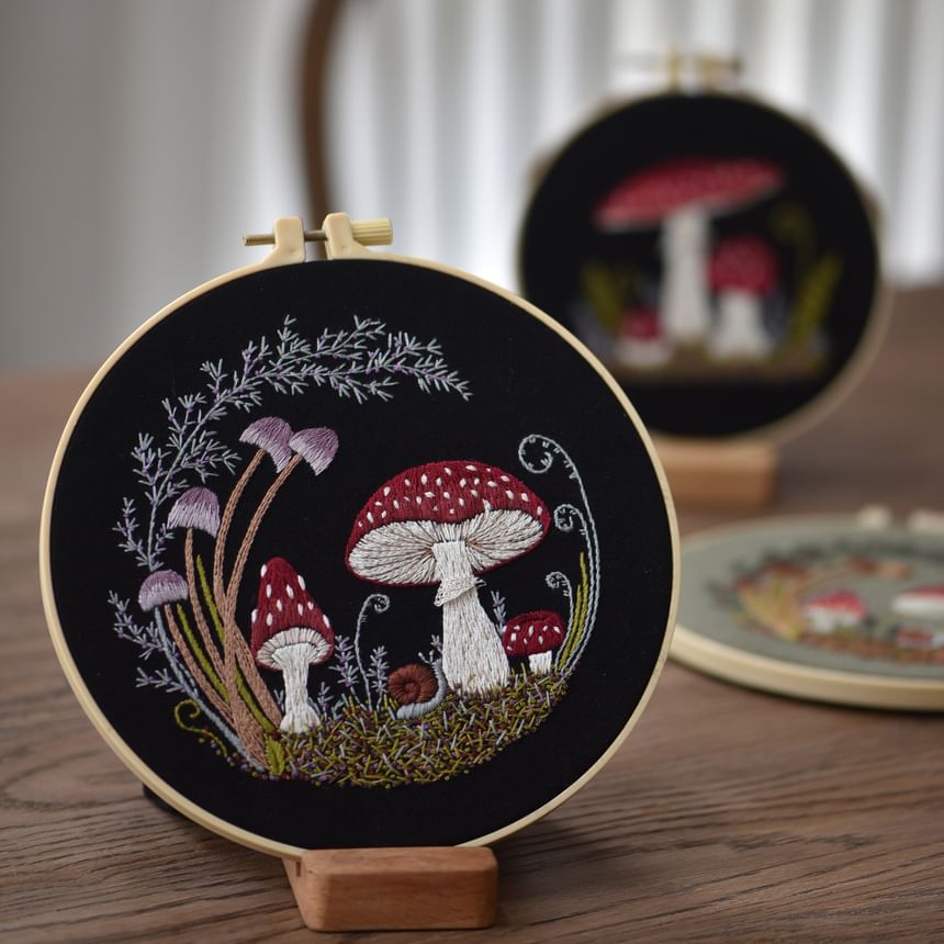 Embroidery Kingdom - Set van 2: DIY borduurpakket met omlijste paddenstoelornamenten (verschillende ontwerpen)