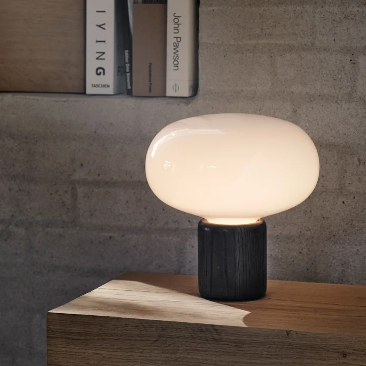 New Works - Karl-Johan Tischleuchte, Eiche geräuchert / Opalglas