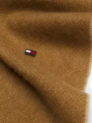 Cachecol com franjas e placa de bandeira em cashmere elevado