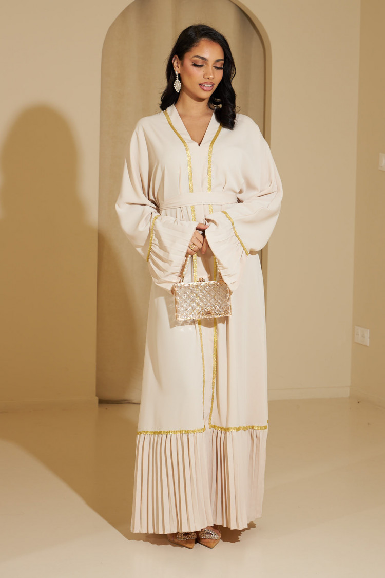Abaya beige fluide à dorures et plissées