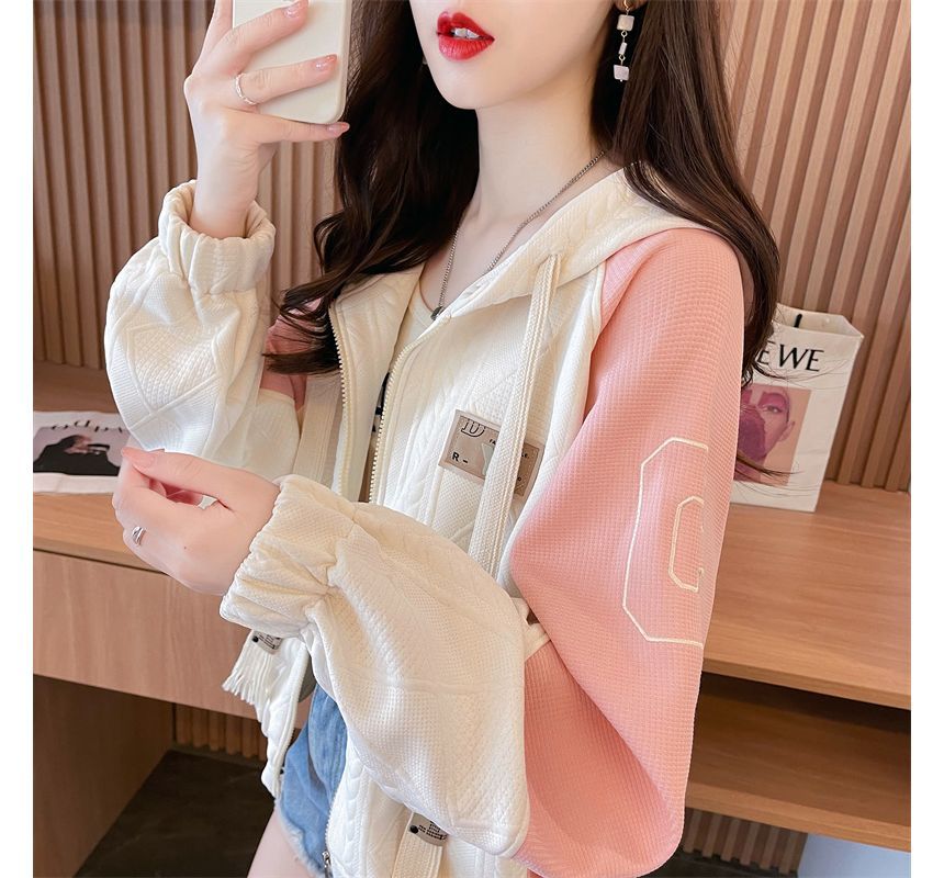 Jewie - Oversized hoodie met geborduurde letters en tweekleurige rits
