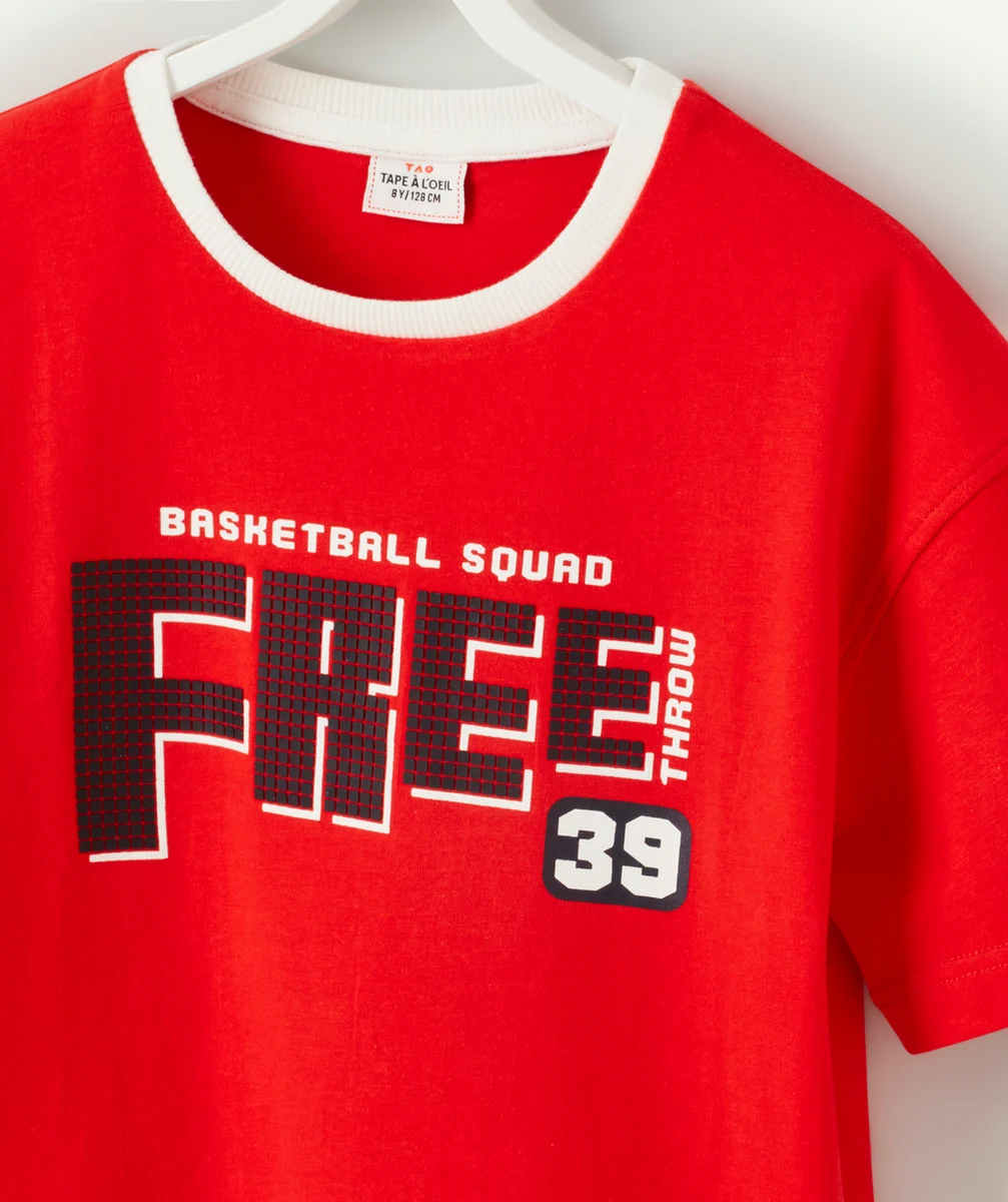 T-SHIRT GARÇON EN FIBRES RECYCLÉES ROUGE AVEC MESSAGE