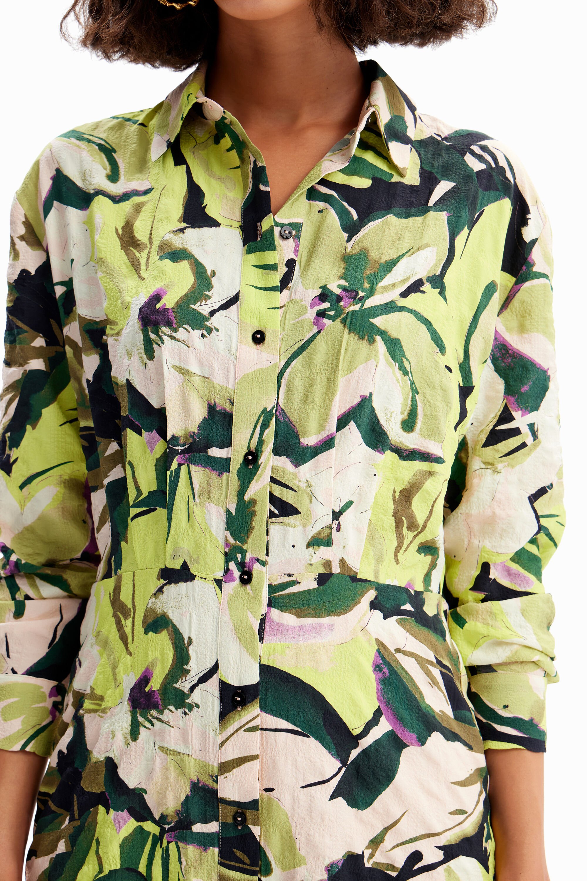Vestido curto floral tipo camisa