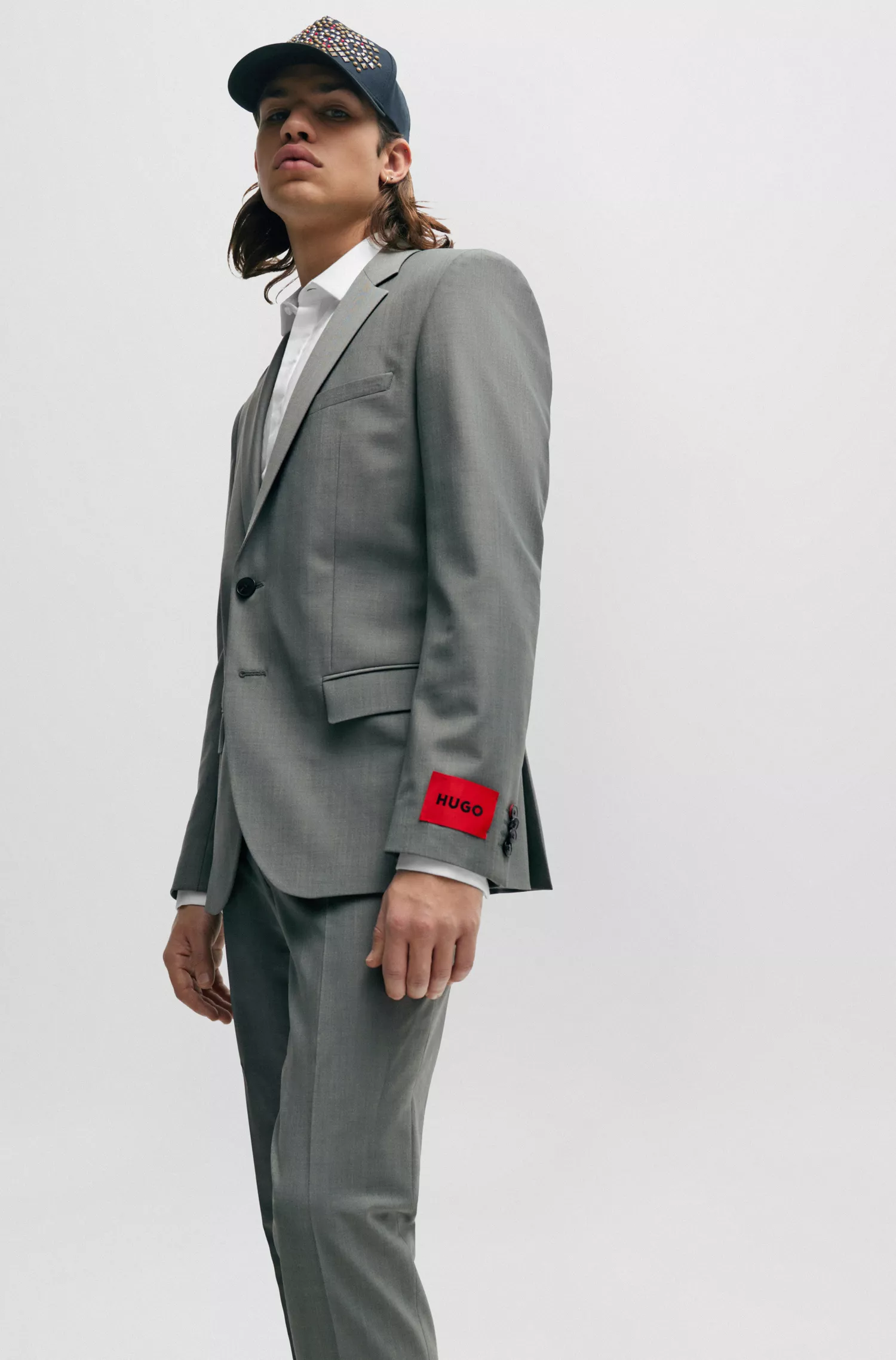 Terno HUGO vermelho, corte slim, em tecido elástico com aparência de mohair.