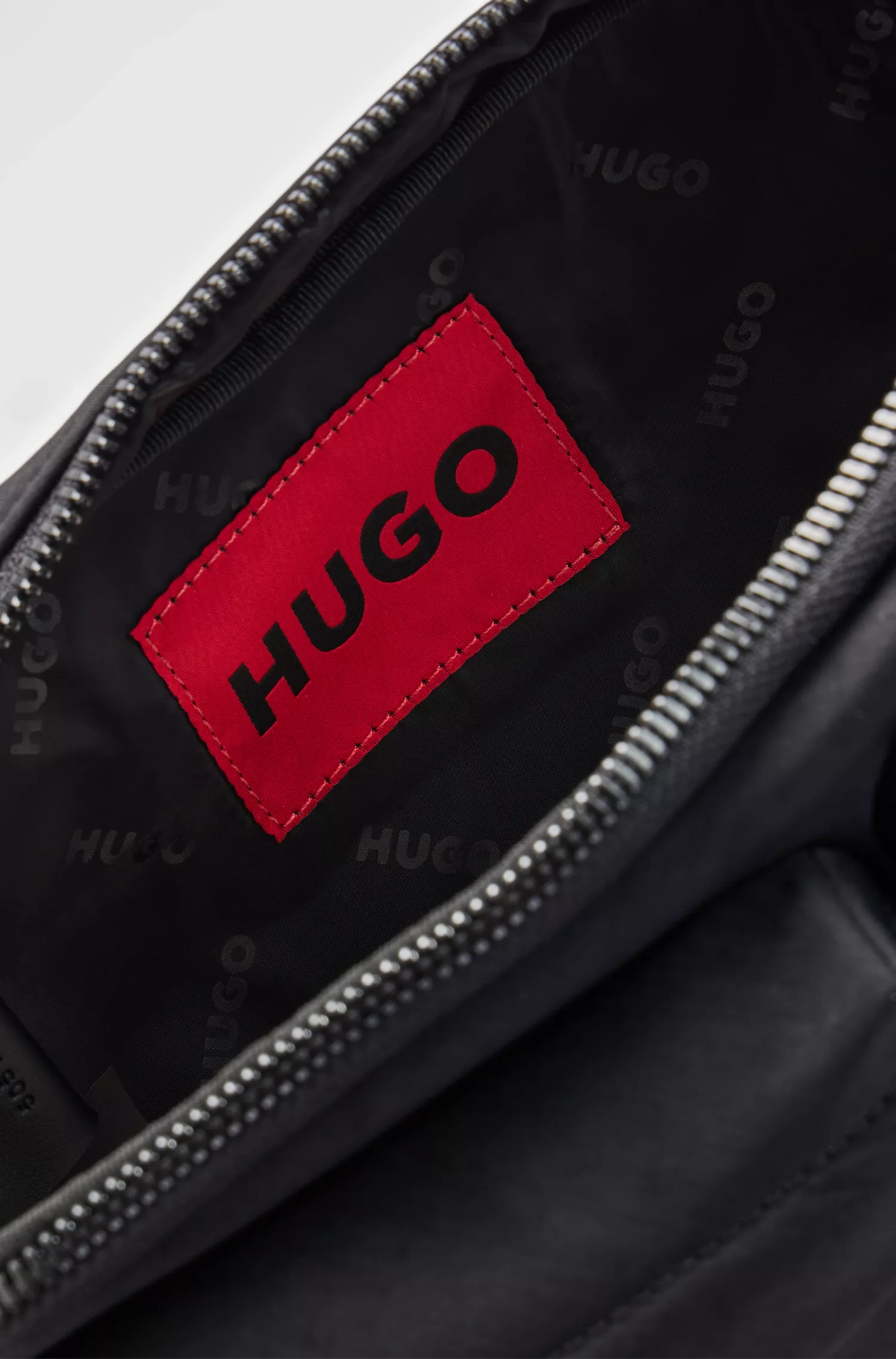 Bolsa transversal HUGO vermelha com alça ajustável personalizada.