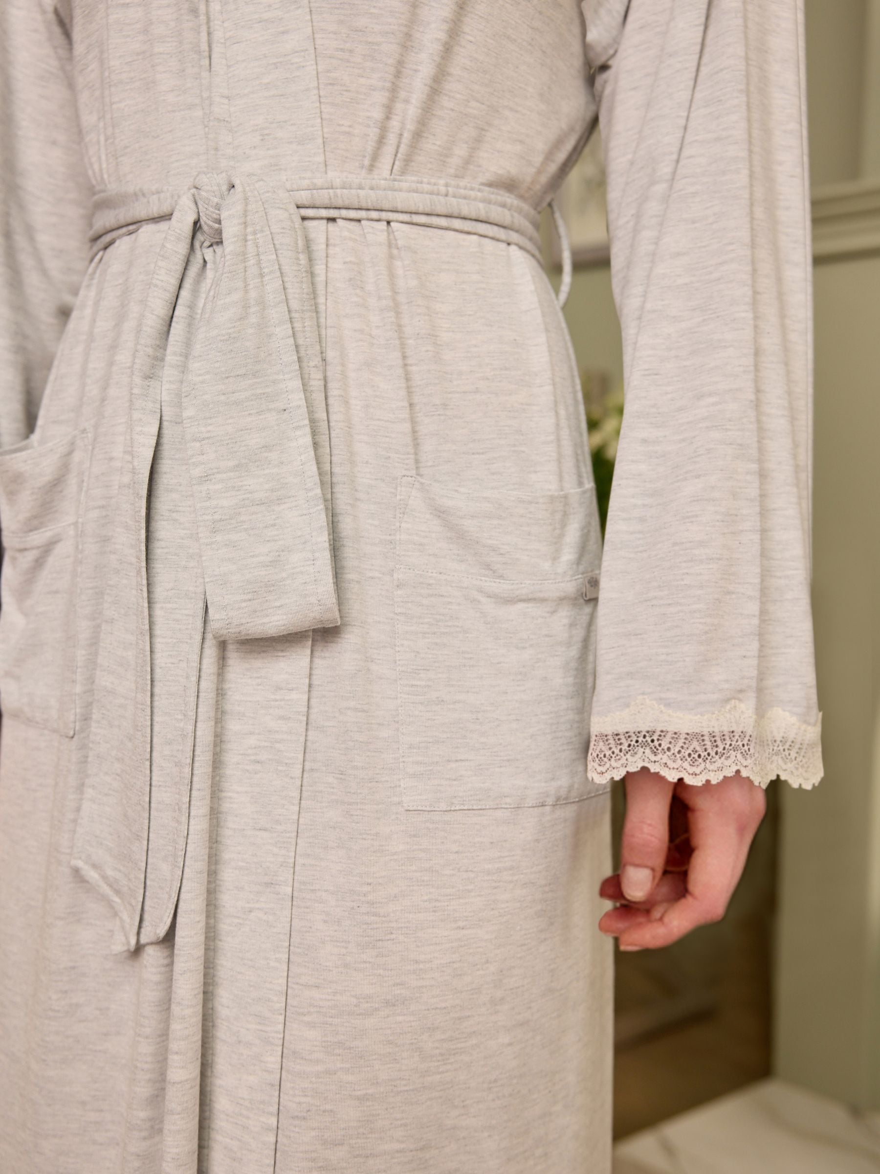 Grijs - Laura Ashley - Modal kamerjas met kanten afwerking