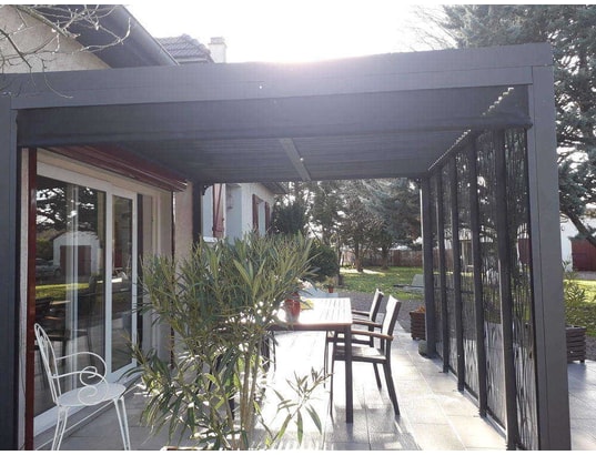 HABRITA - Pergola bioclimatique + rideau manuel côté + panneaux moucha...