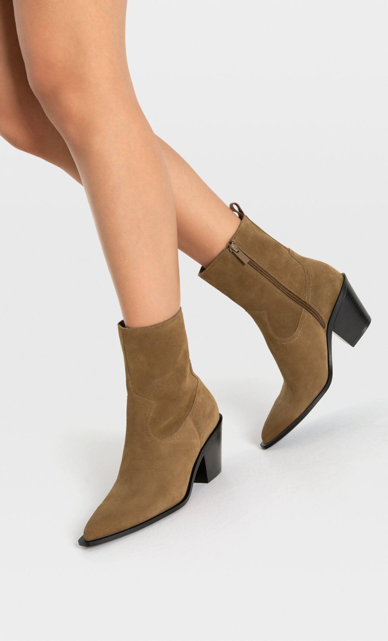 Botas de cano curto de couro estilo cowboy com salto.