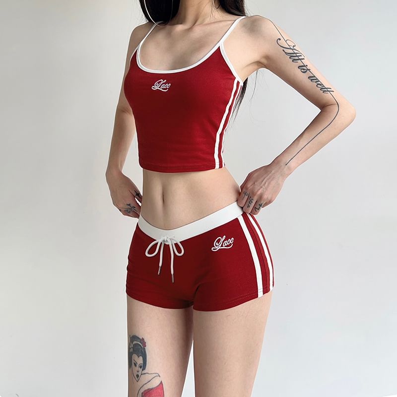HERMITAKH - Set: Crop top met ronde hals, lettersprint en contrasterende rand + hotpants met lage taille
