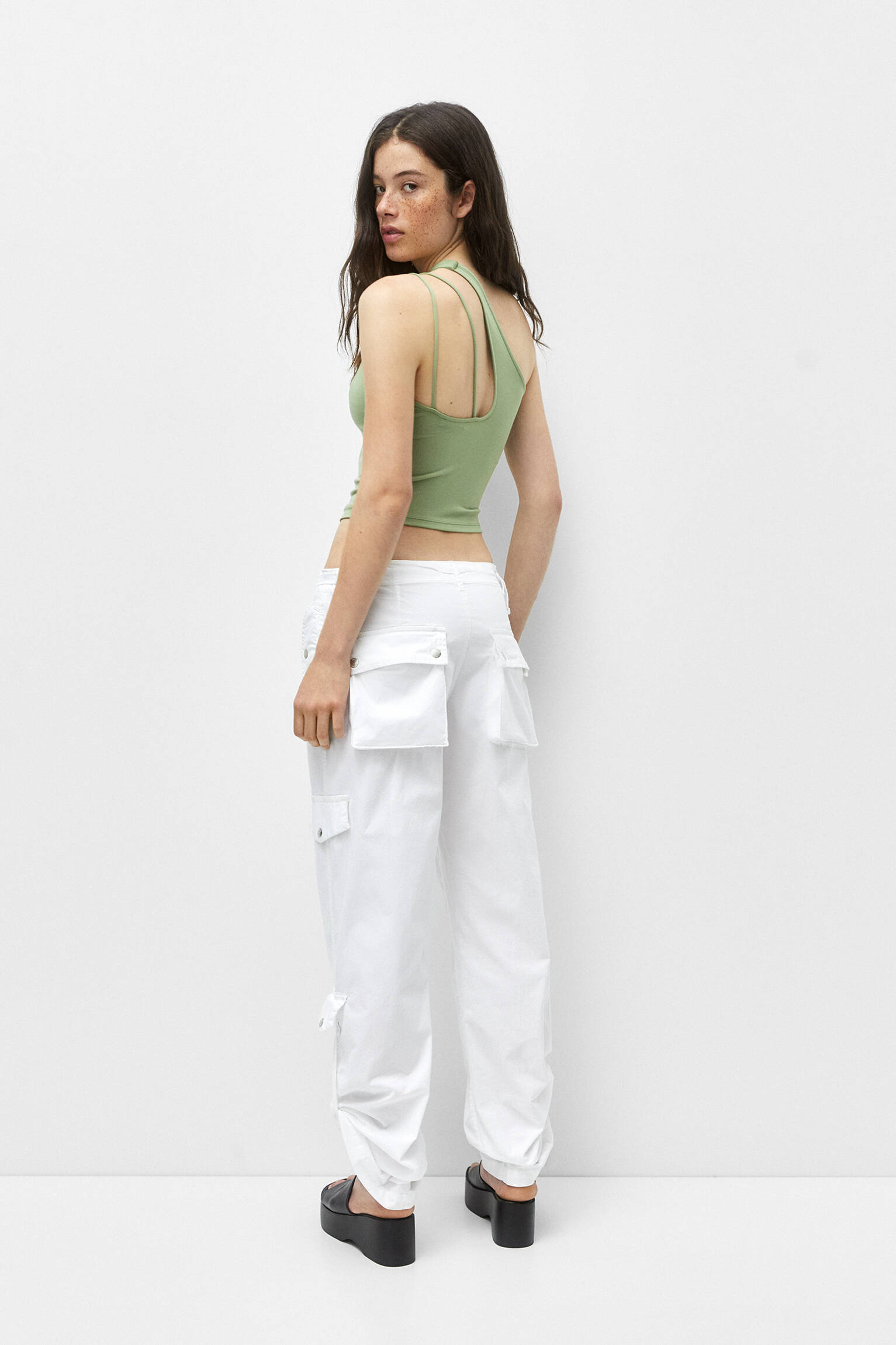 BLUSA COM ALÇAS ASSIMÉTRICAS - CÁQUI CLARO