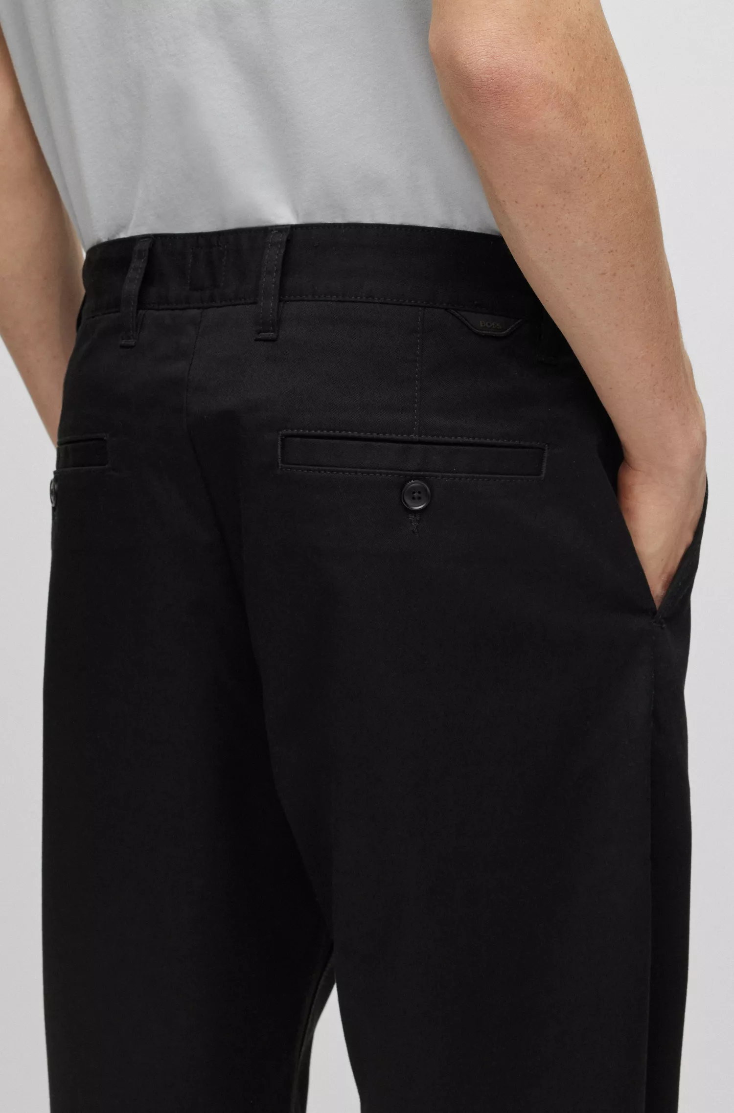 Calça BOSS laranja, corte relaxado, em gabardine de algodão elástico.