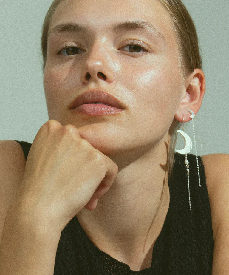 Jane Kønig Half Moon Earring with pearl chain Left er