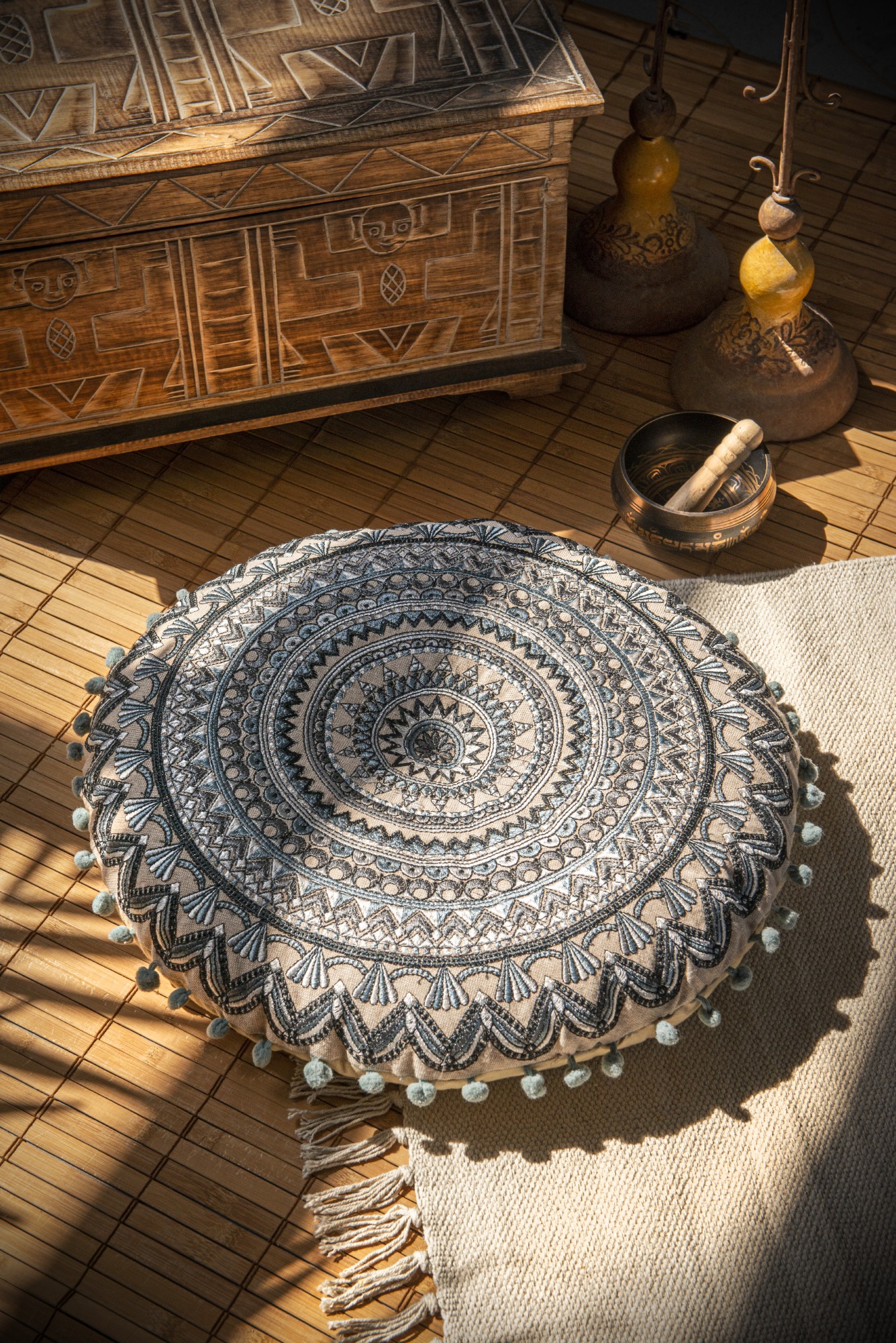 Sitzkissen Mandala 'Trikom' mit Pompon, beige, blau, Ø 40 cm, H 5 cm von fischer's lagerhaus