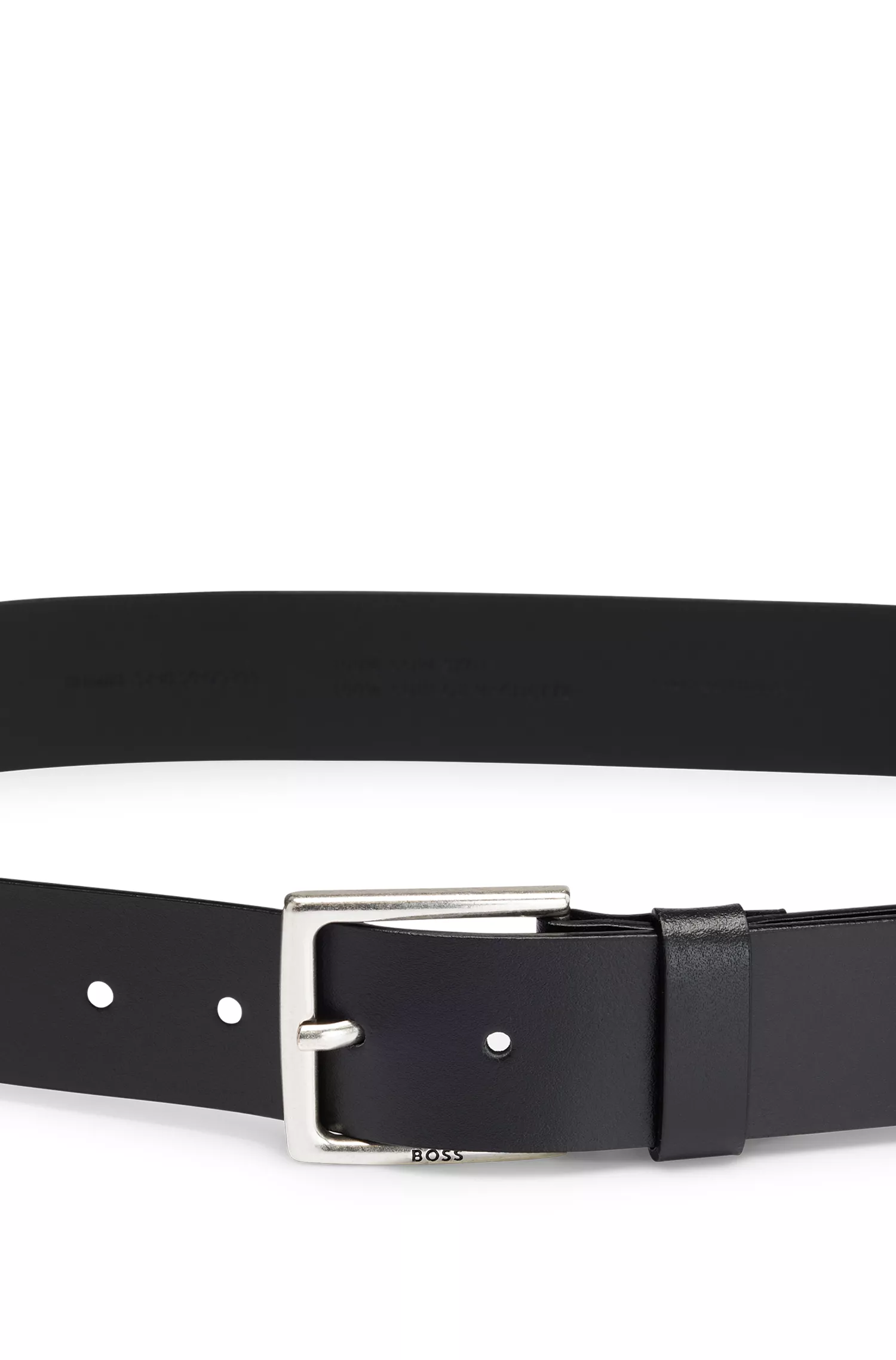 Cinto BOSS em couro italiano preto com detalhes em metal com efeito envelhecido.