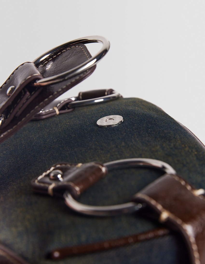 Bolsa de ombro vintage contrastante com argolas