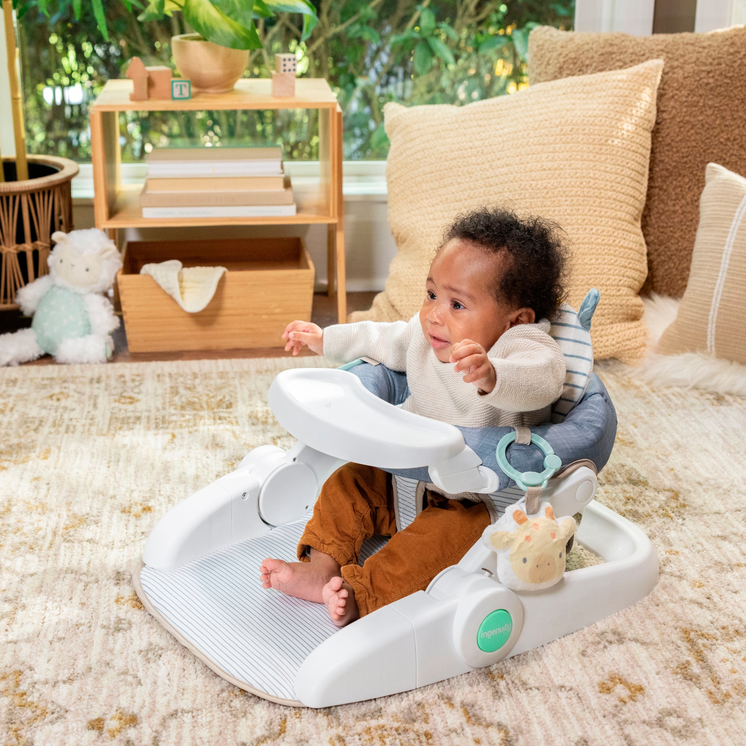 ingenuity Tischsitz »Prop Spot™ Learn-to-Sit™ - Casi™« inklusive 2 Spielzeugen und 3 bunten Anhängern