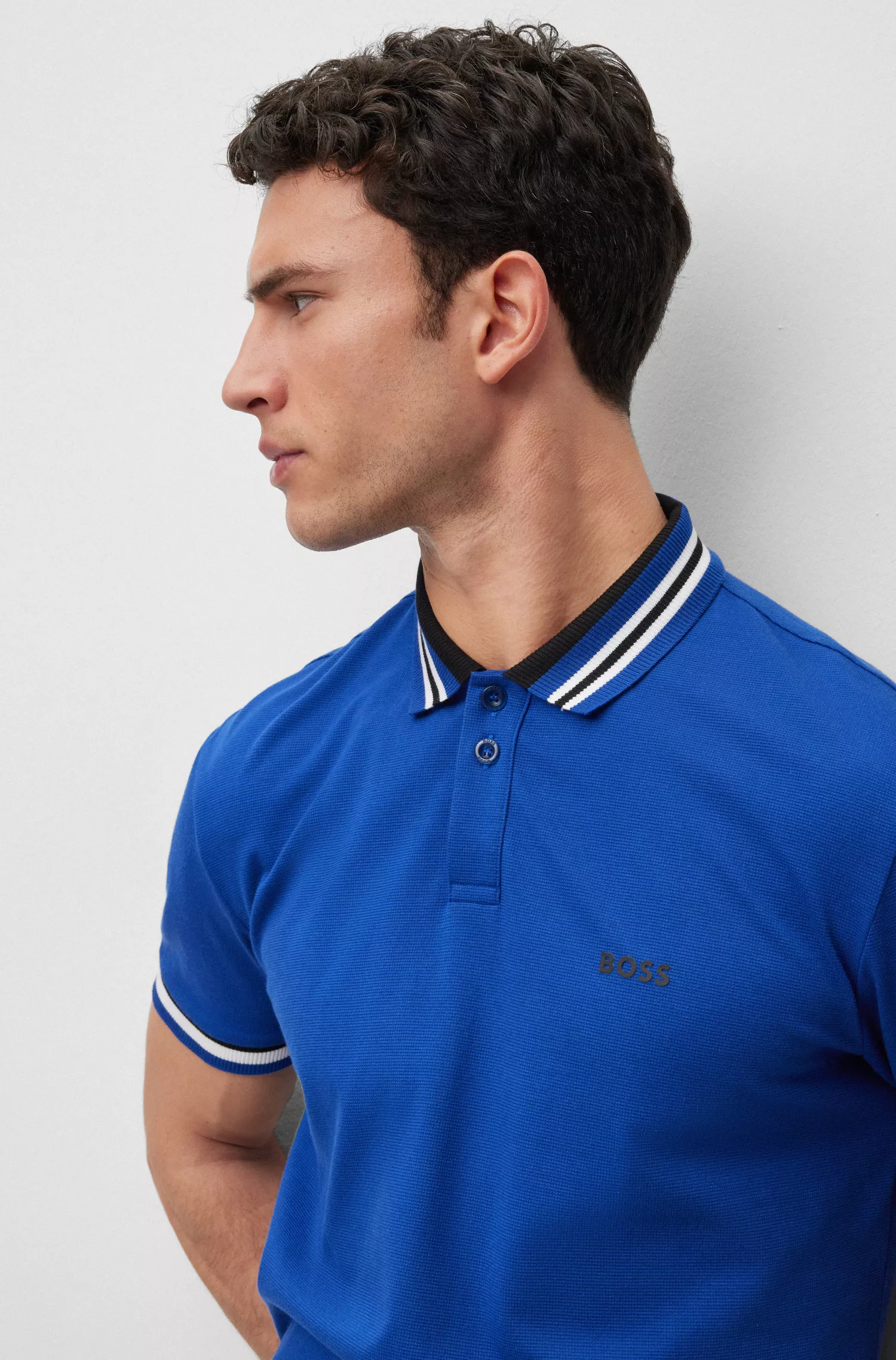 Camisa polo BOSS verde em piqué de algodão com detalhes canelados listrados.