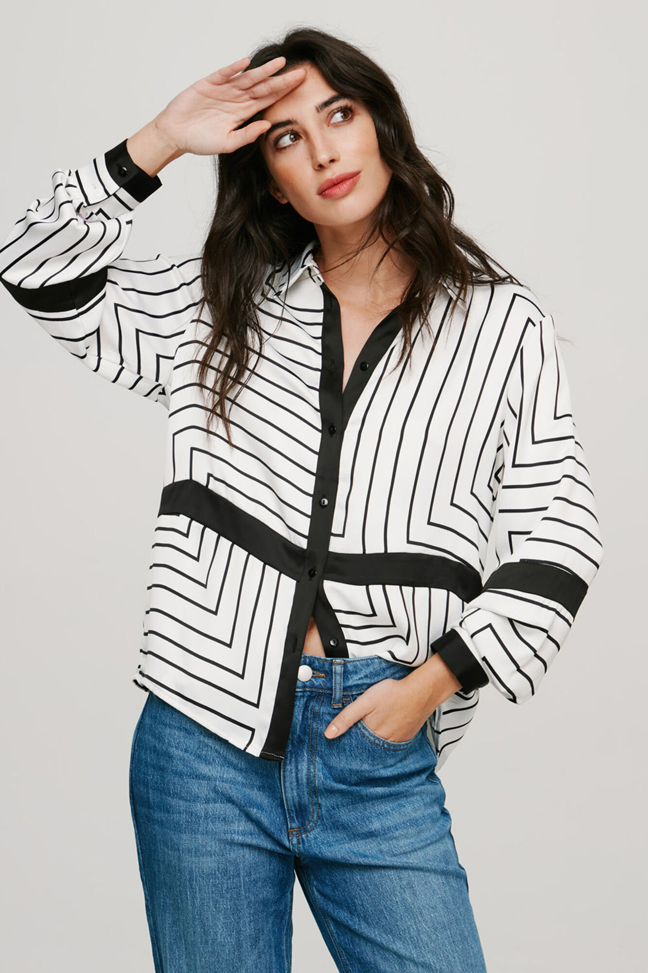Blusa preta e branca - Cinza