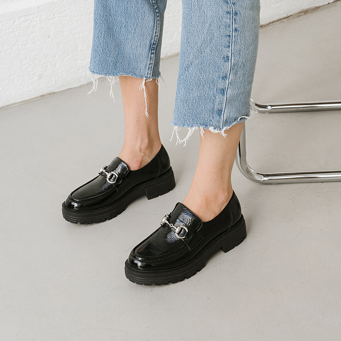 Mocassins à mors et semelles crantées  en vernis plissé noir