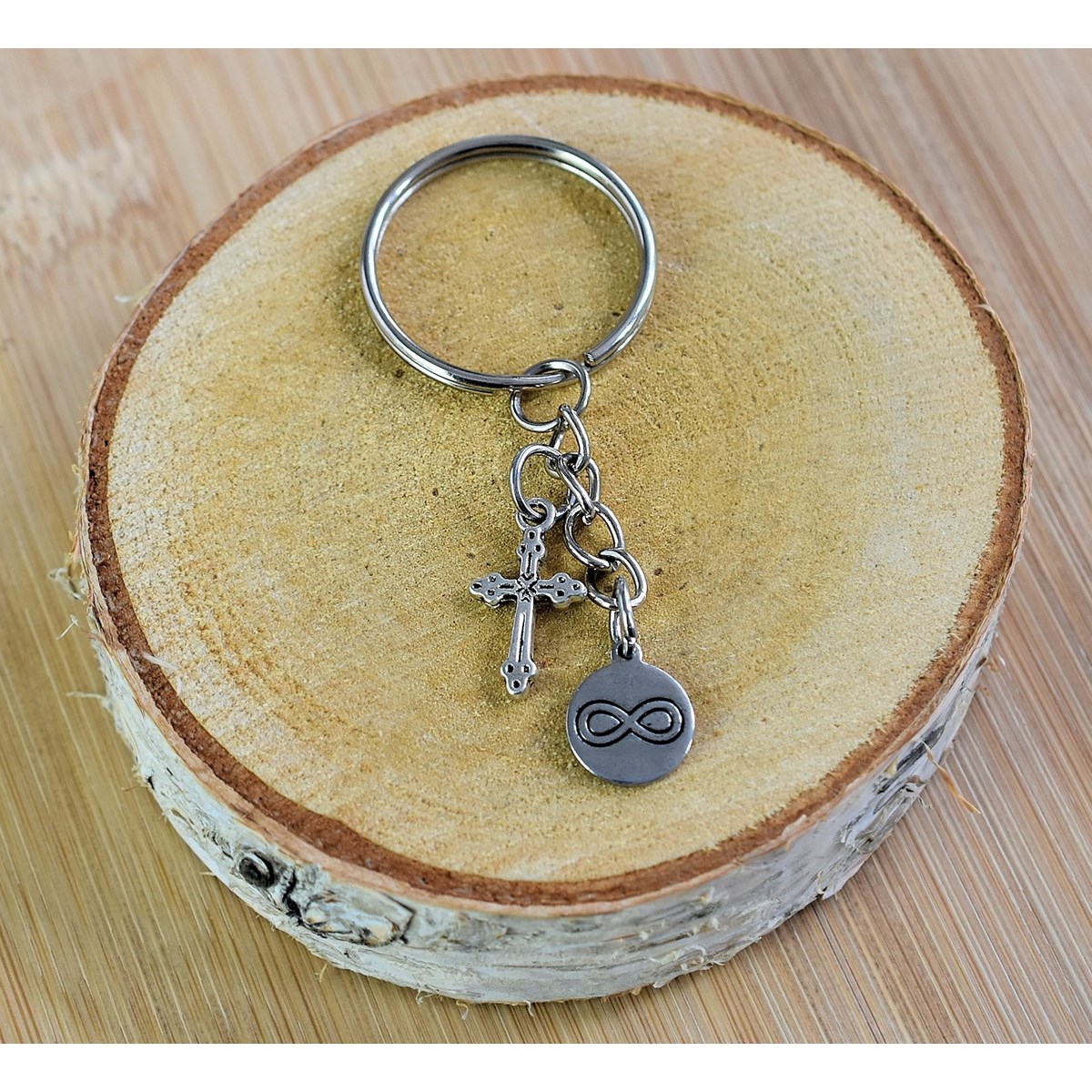 Porte-clés médaille infini et croix gothique argentée