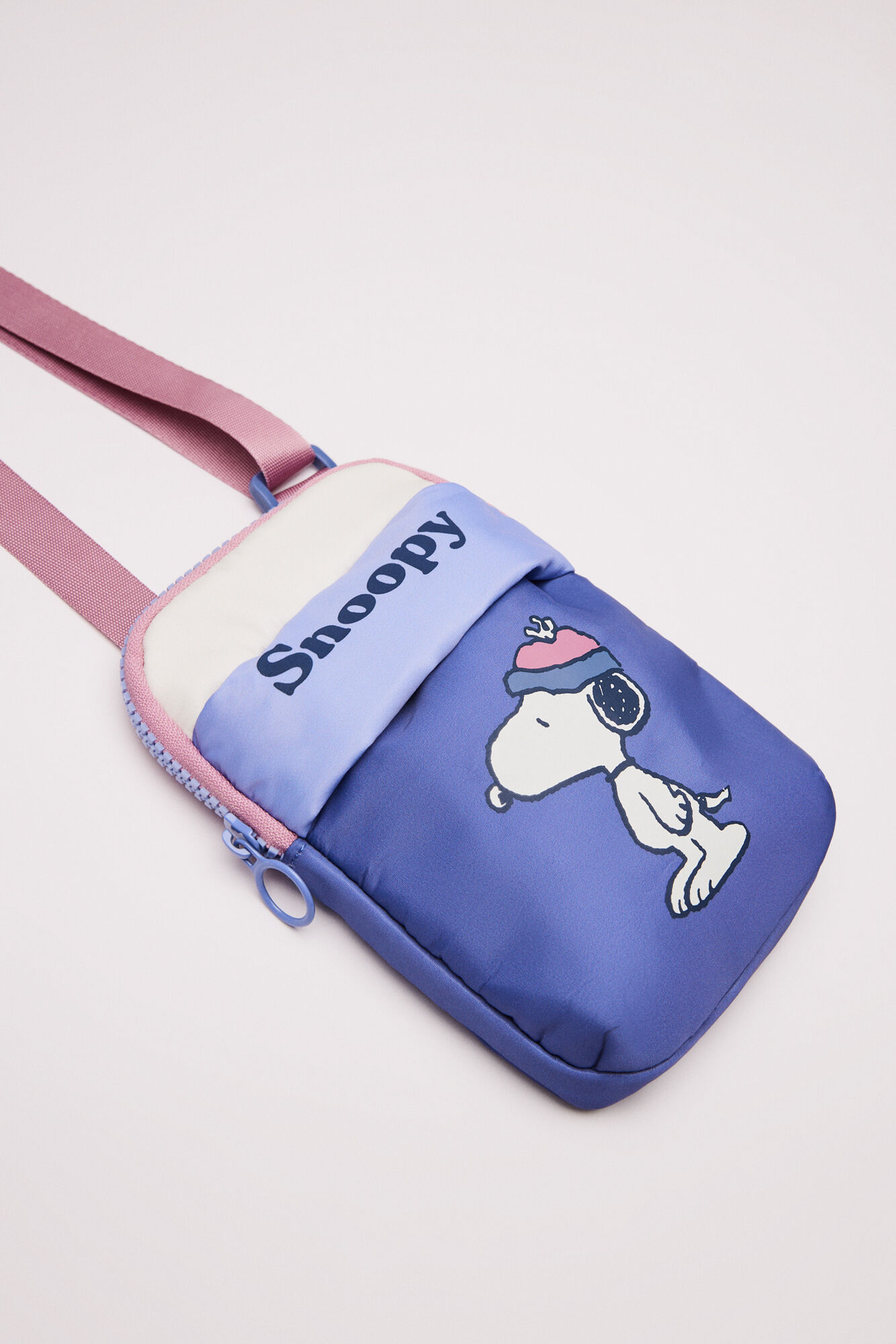 Capinha de celular do Snoopy com laço