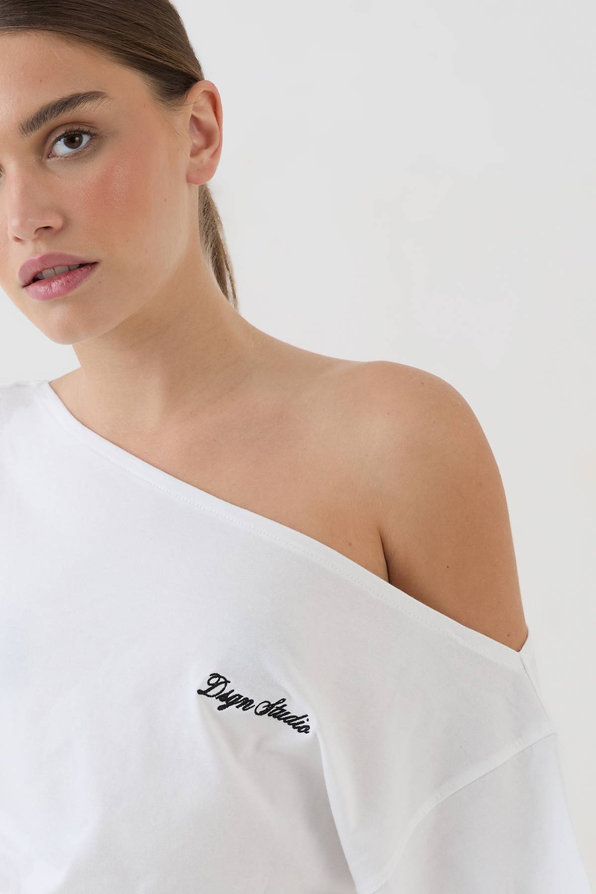 T-shirt Asymétrique Épaule Dénudée Script Dsgn Studio