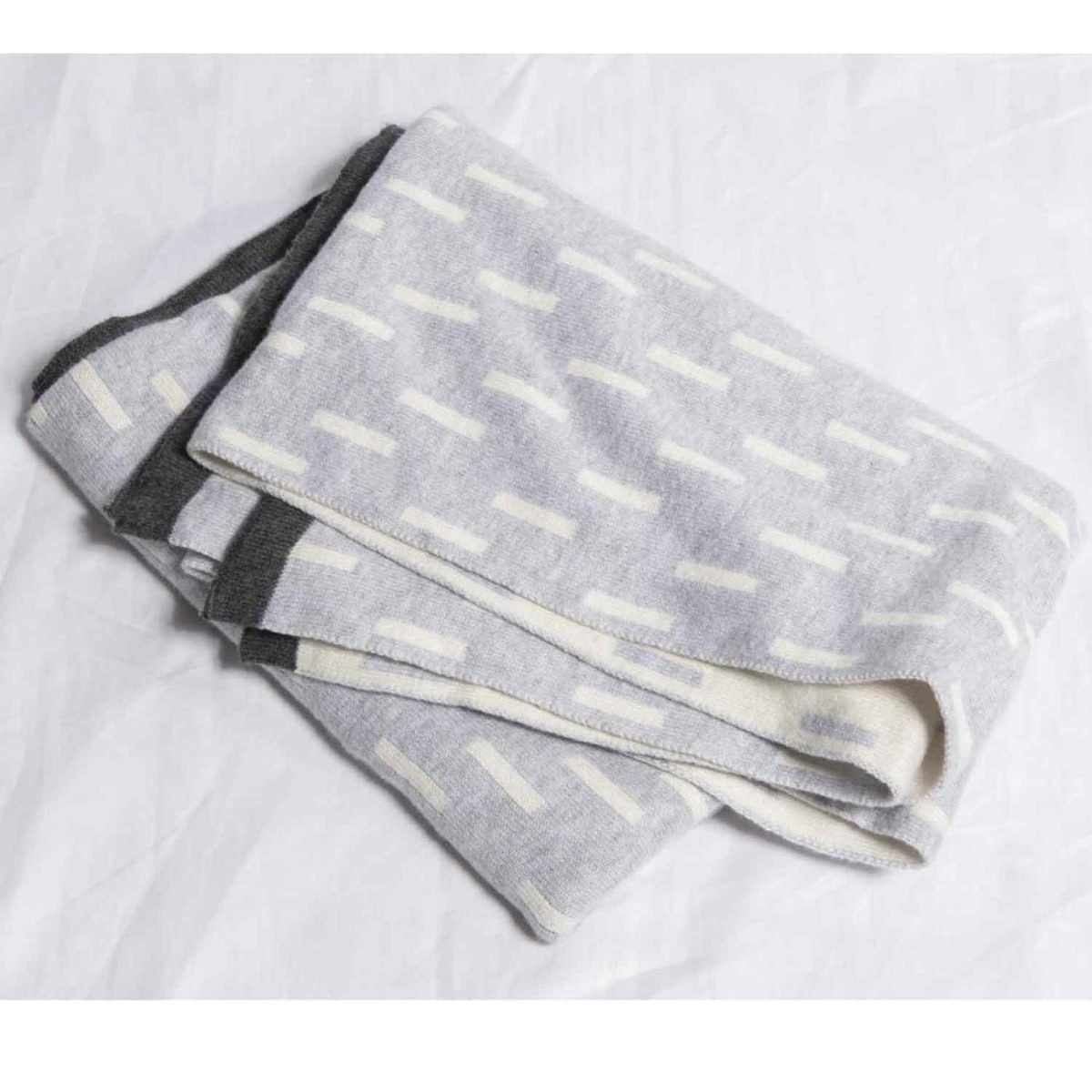 NG Baby Filt Jaquardstickad Grey Line