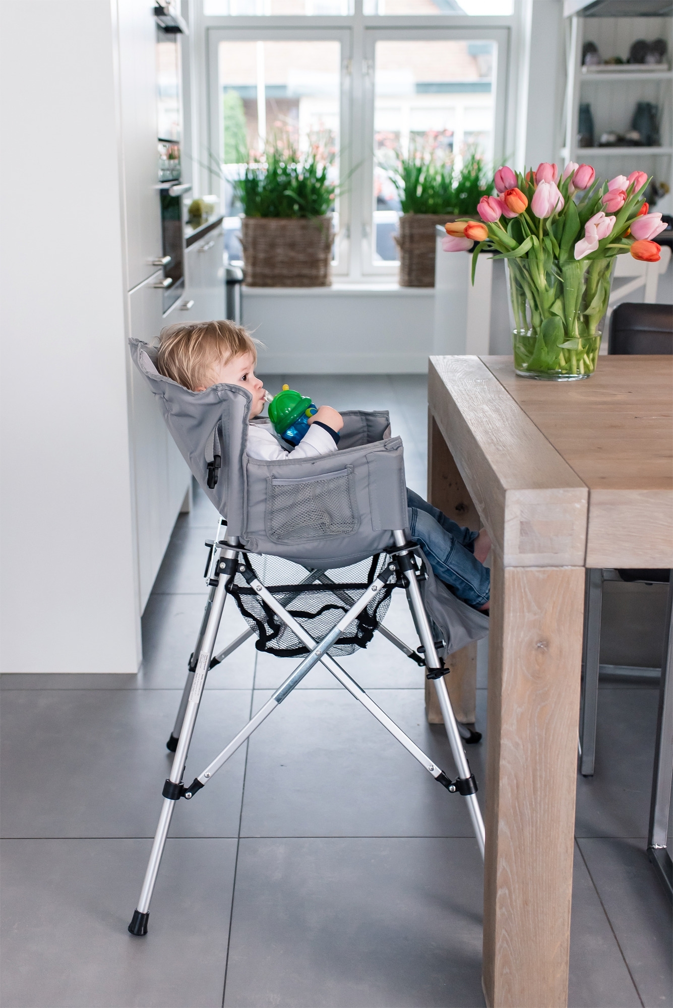 One2Stay Kinderhochstuhl faltbar mit abnehmbaren Esstisch silber