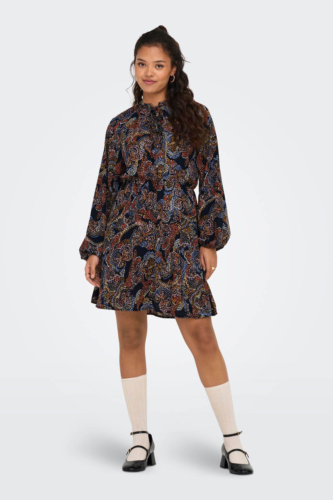 Vestido curto com laço