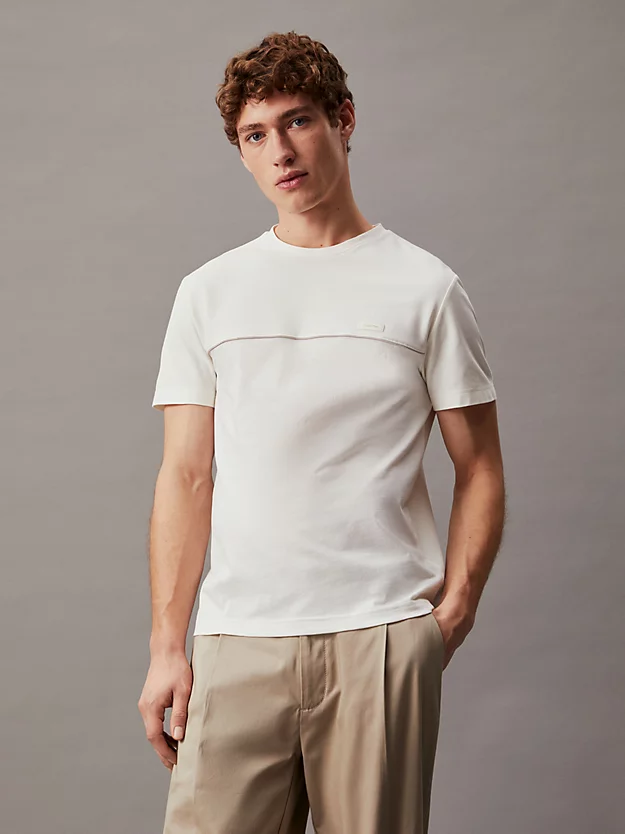 Camiseta com borda texturizada