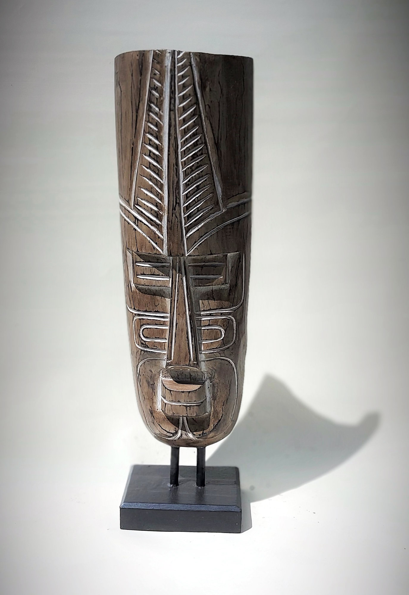 Primitif-Maske auf Ständer, braun, weiß, H 60 cm, B 17 cm, L 14 cm von fischer's lagerhaus