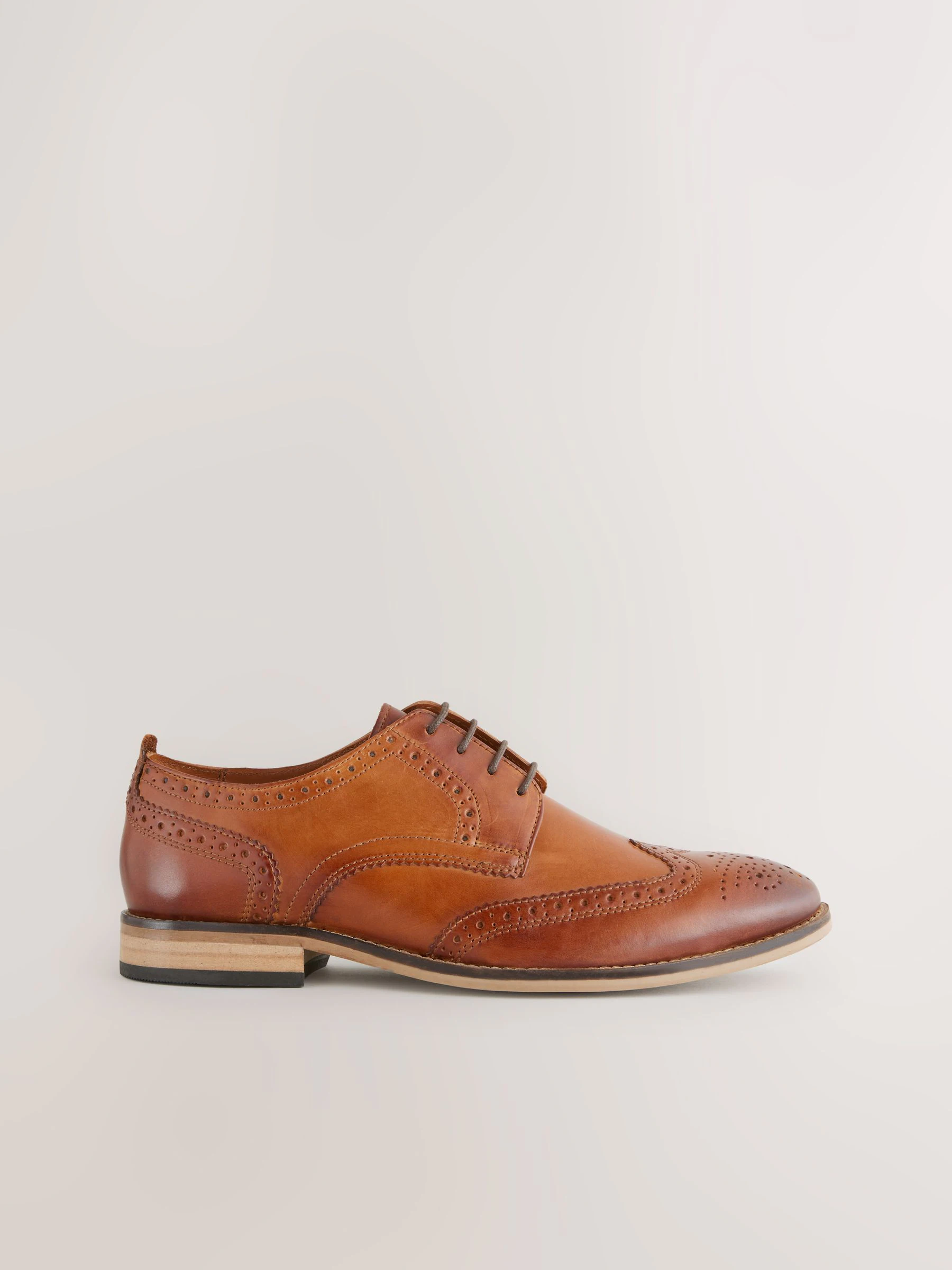 Lichtbruin - Wijde pasvorm - Brogues van leer met contrasterende zool