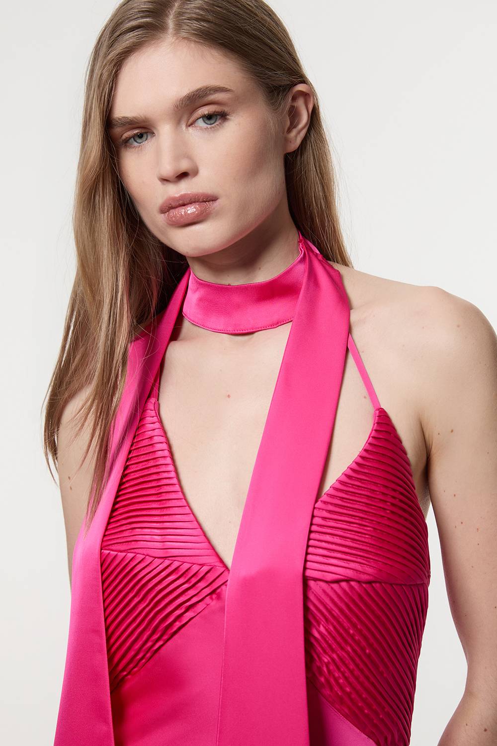 KarenMillen Robe maxi tissée plissée en satin à encolure halter