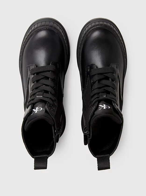 Botas infantis com cadarço