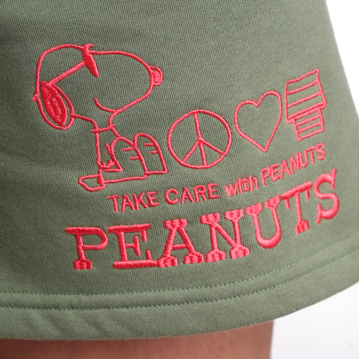 Jonas Nielsen Peanuts Joggingshorts mit Stickerei dunkelgrün
