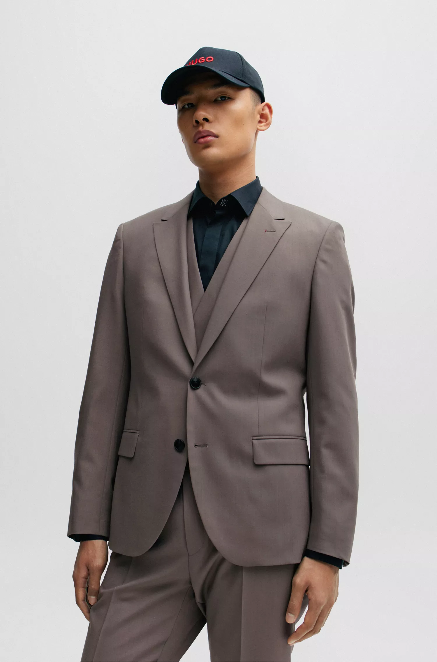 Terno HUGO vermelho de três peças, corte slim, com colete de abotoamento duplo.