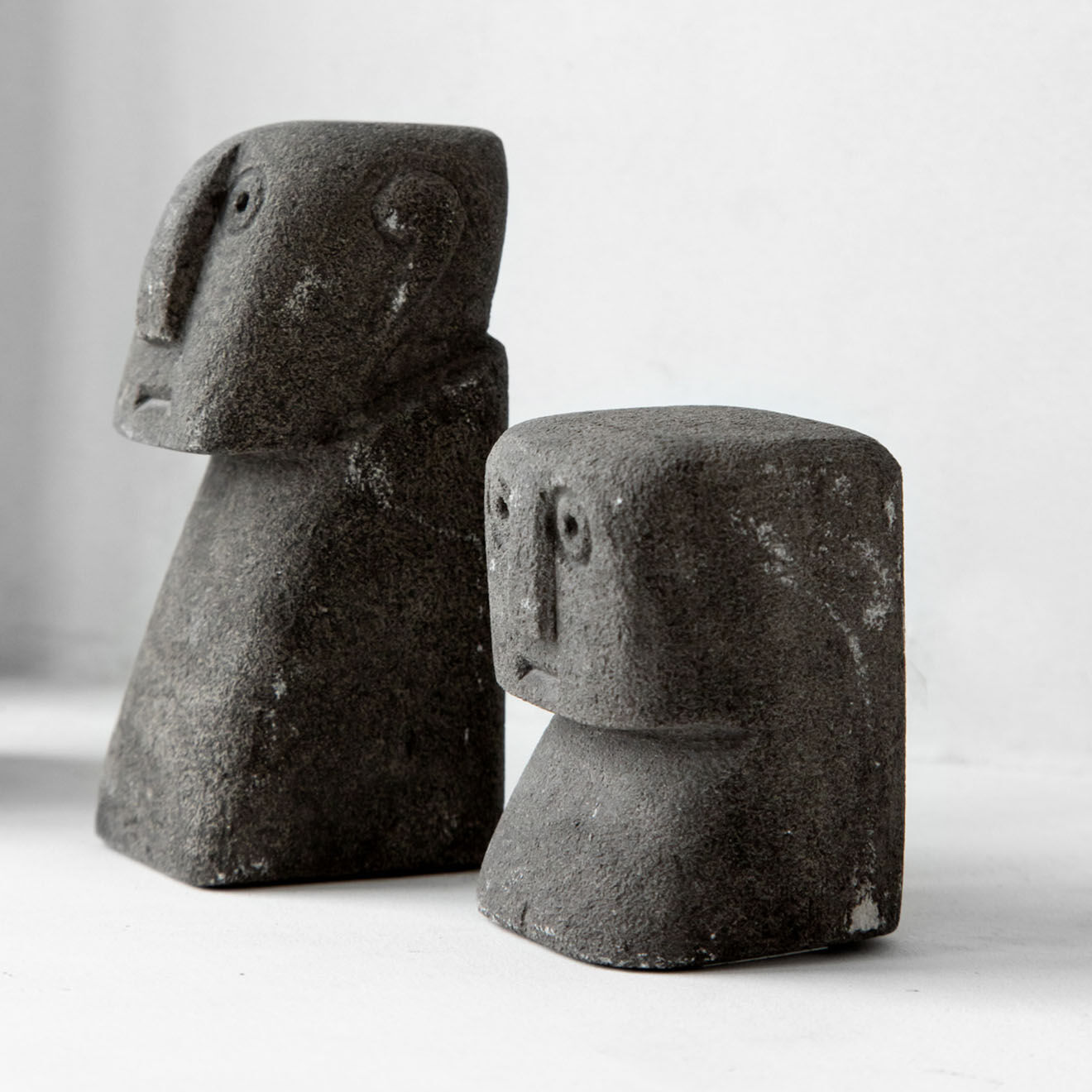 Bazar Bizar Statue de pierre Sumba grise - 4x5x11 cm