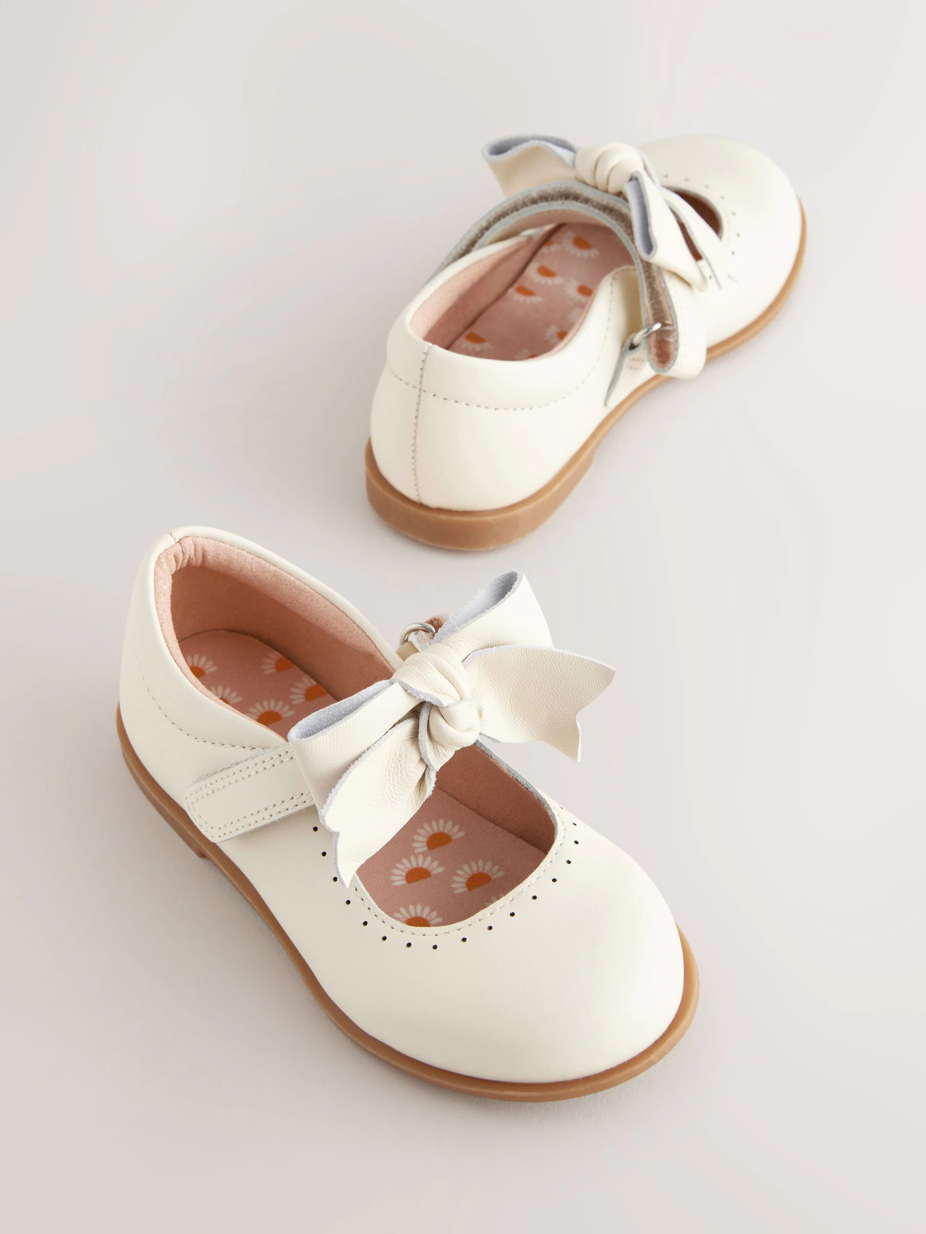 Wit - Leren schoenen met striksluiting