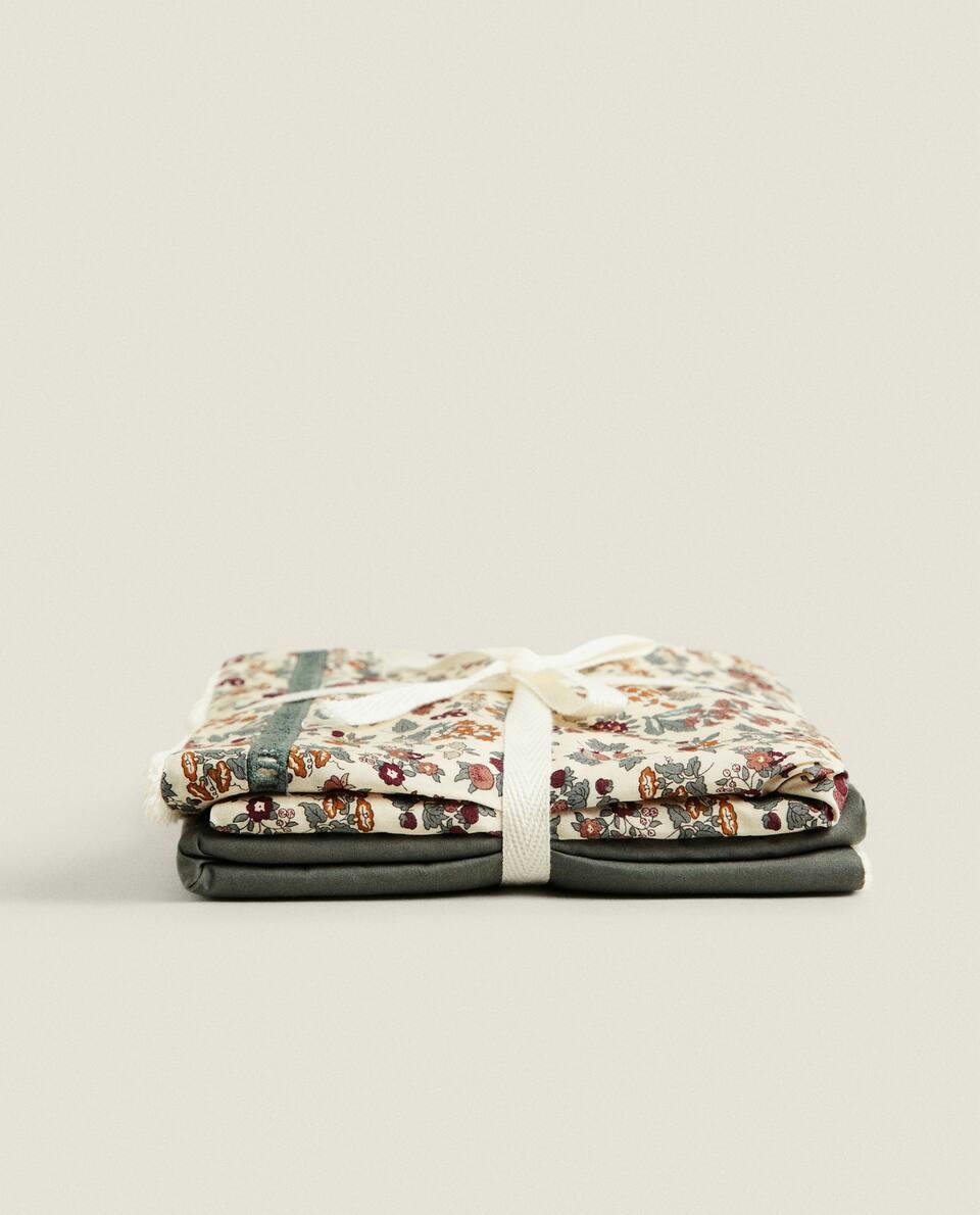 PACOTE DE PANOS DE MUSSELINA INFANTIS COM ESTAMPA FLORAL (PACOTE COM 2)
