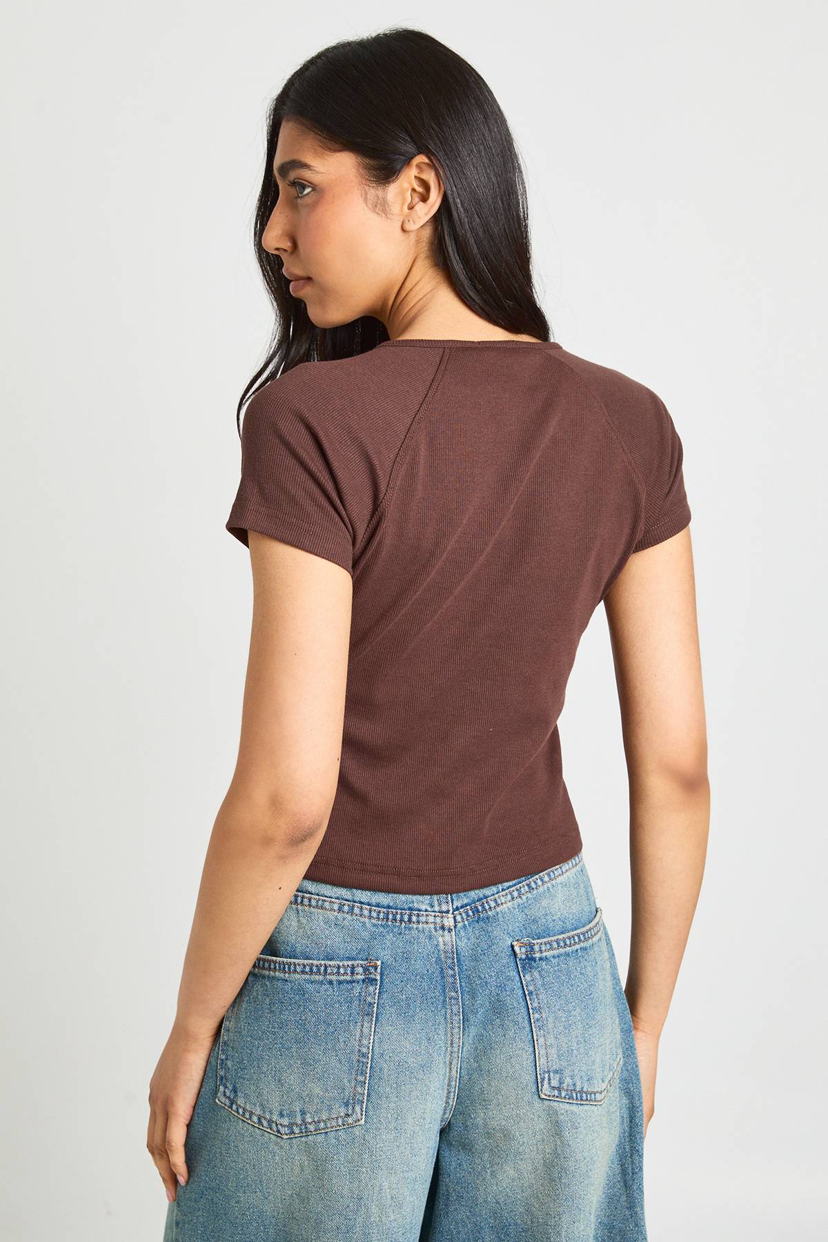 boohoo Haut Côtelé À Manches Courtes Raglan Avec Boutonnage Sur Toute La Longueur - Coupe Tall
