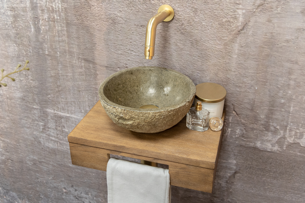 Saniclear Seba fonteinset met bruin eiken plank, rivierstenen waskom en gouden kraan voor in het toilet