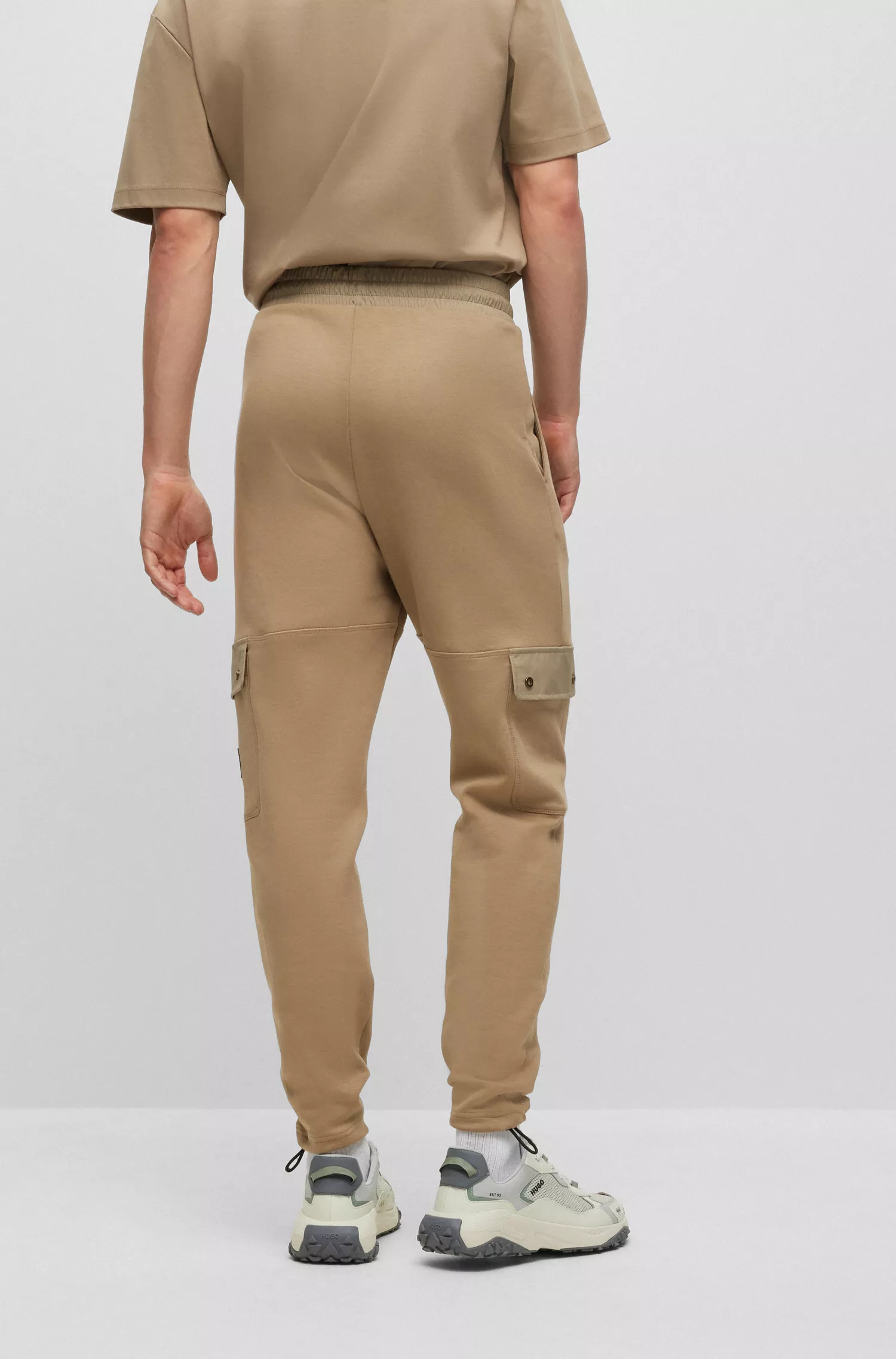 Calça de fato de treino cargo HUGO em mistura de algodão vermelho com logótipo emoldurado em metal