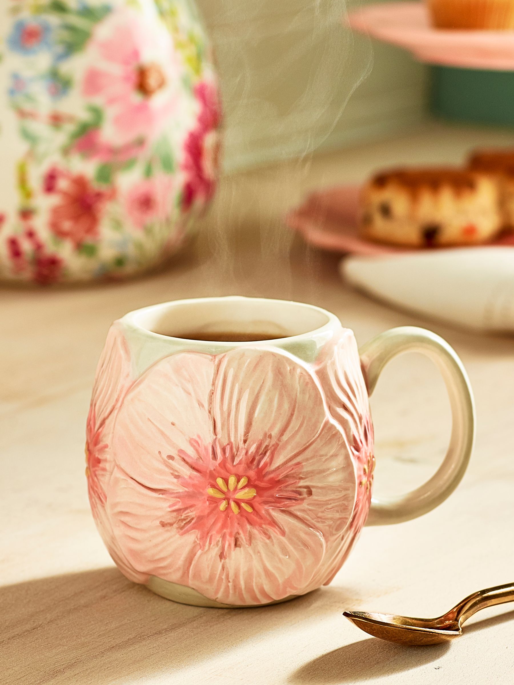 Gebloemde mok met textuur